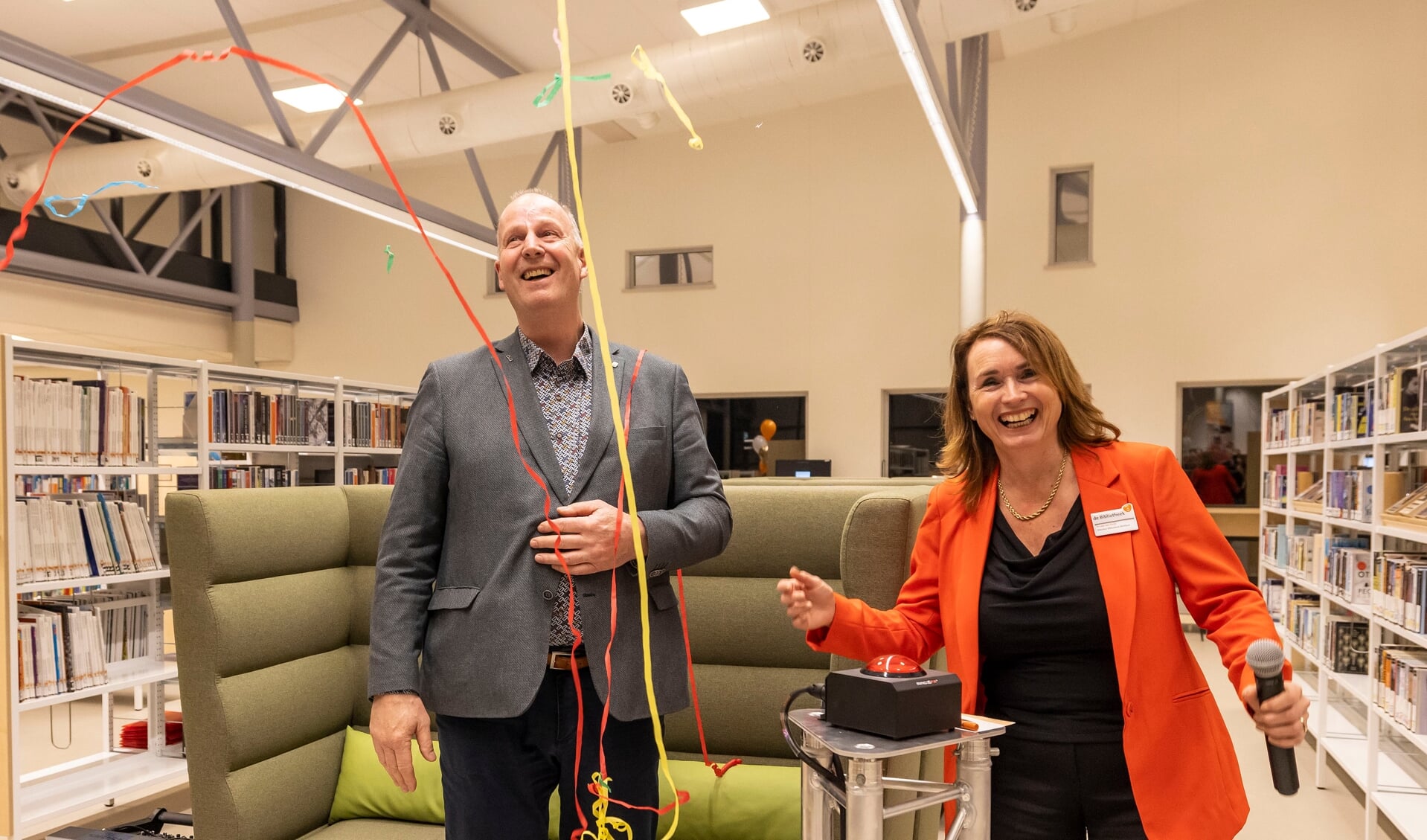 Wethouder Barend Rombout en directeur Renske van Kooij openen de vernieuwde bibliotheek in Wateringen.