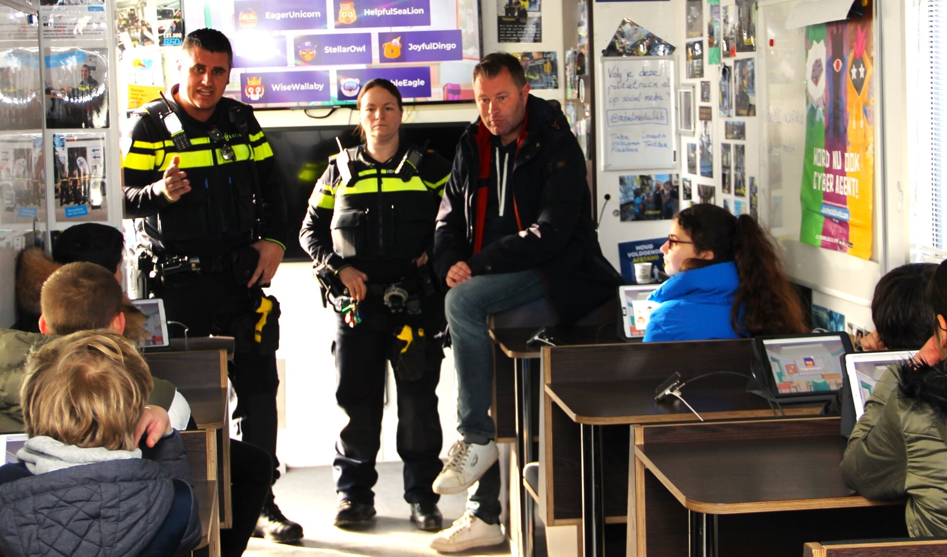 De leerlingen van Het Kristal in het Mobiel Media Lab, de infobus van de politie. Met agenten Tino Smit, Natasja Lutgens en leerkracht Edwin de Zeeuw.