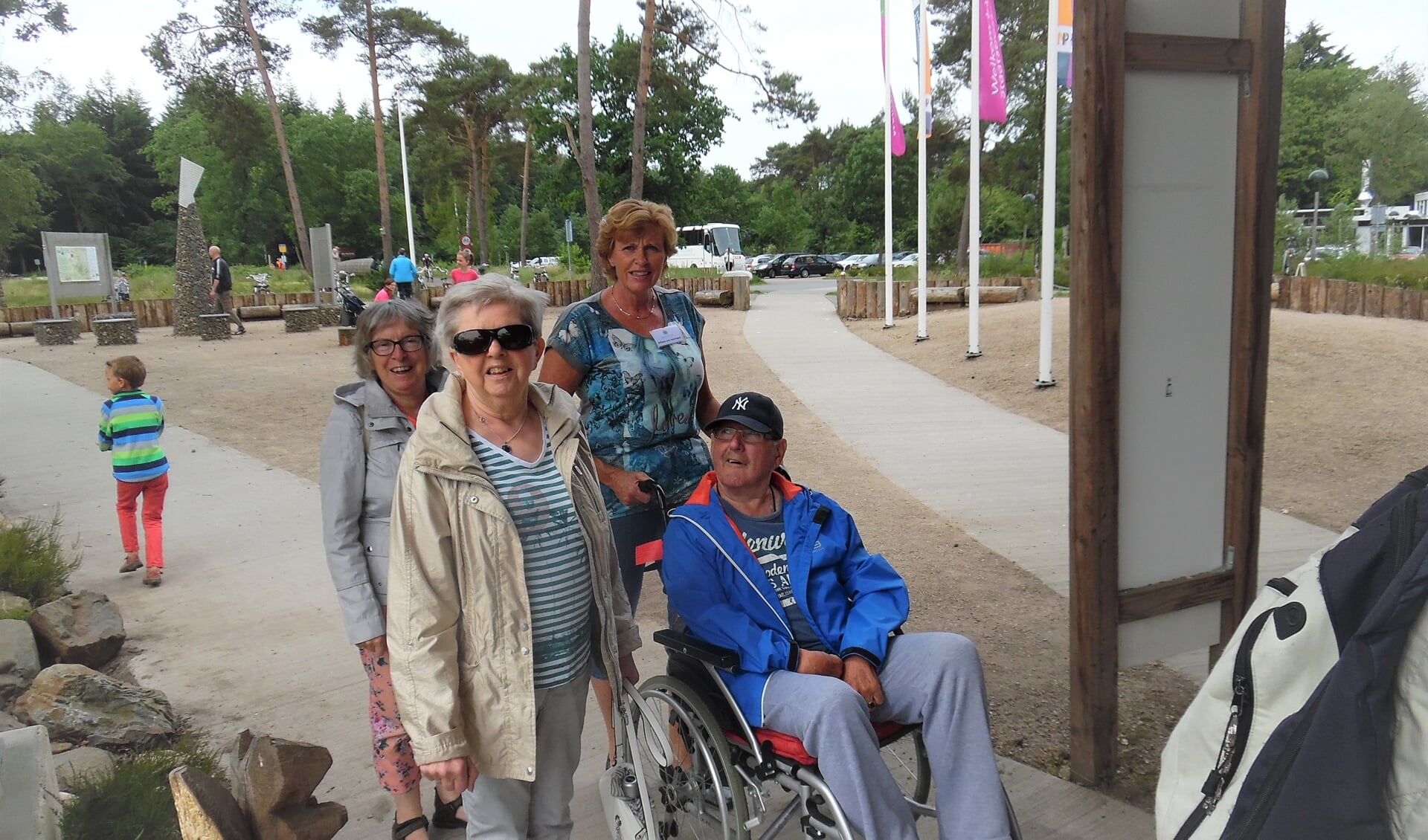 Willeke van Heiningen (achter de rolstoel) haalt veel voldoening uit haar vrijwilligerswerk.