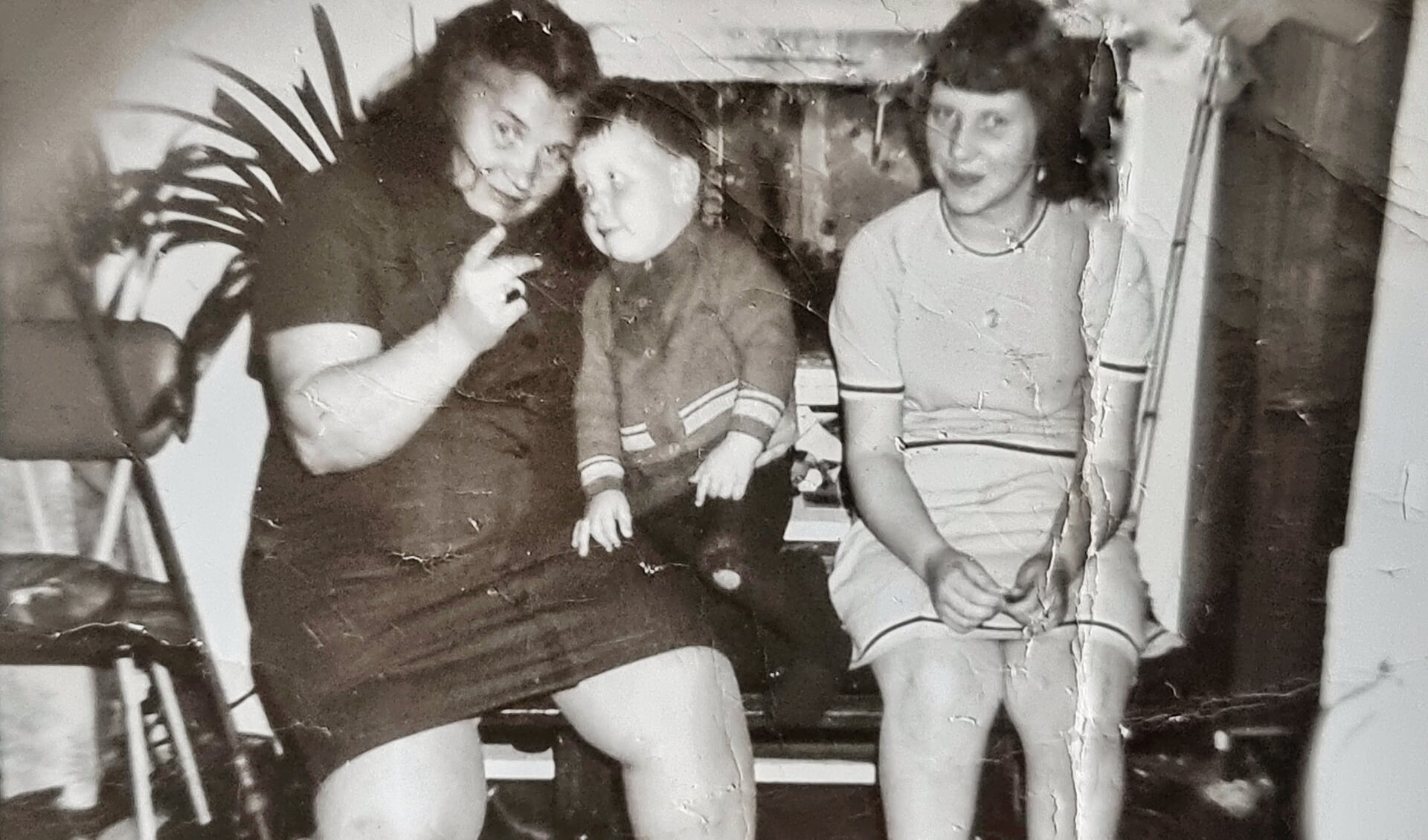 Bart Bos met moeder en grote zus in de achterkamer van de woning.