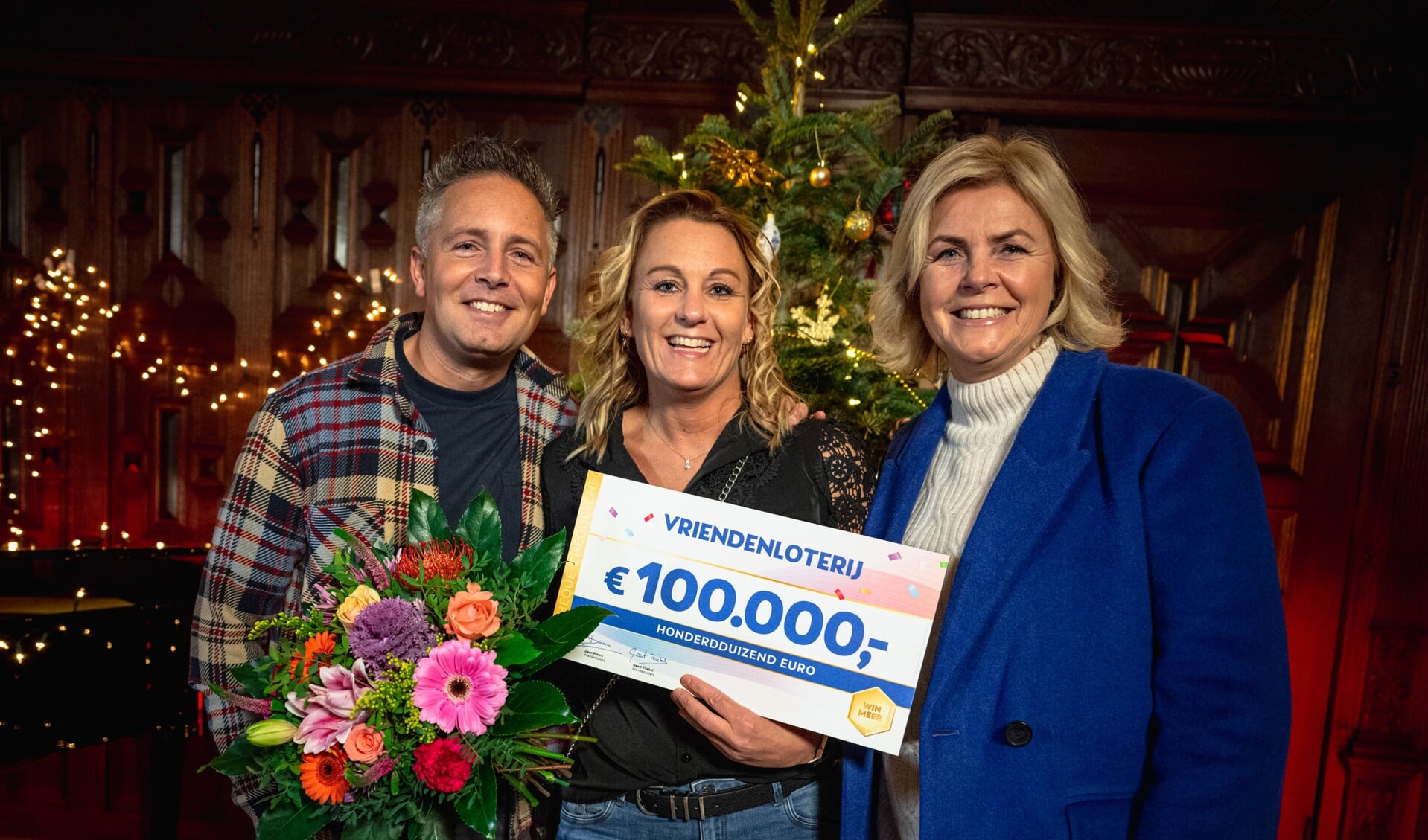 Dayen wordt verrast door VriendenLoterij ambassadeur Irene Moors met cheque van 100.000 euro.