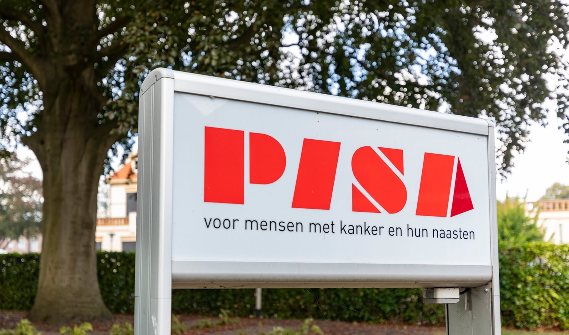 Negen ondernemers, managers en bestuurders uit Westfriesland laten zich opsluiten om fondsen te werven voor Inloophuis Pisa.