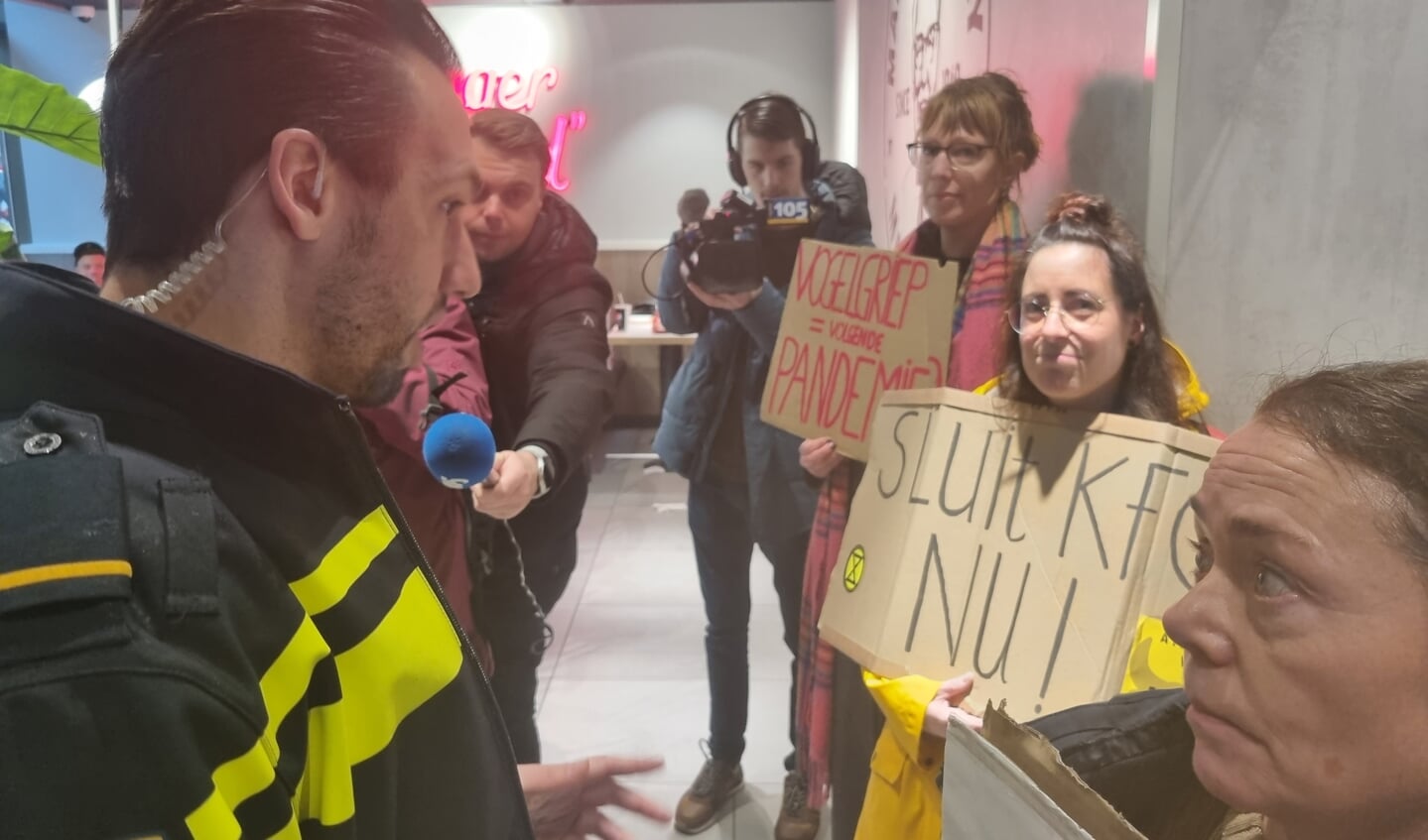 Met leuzen op karton demonstreerden leden bij KFC in Haarlem Schalkwijk,