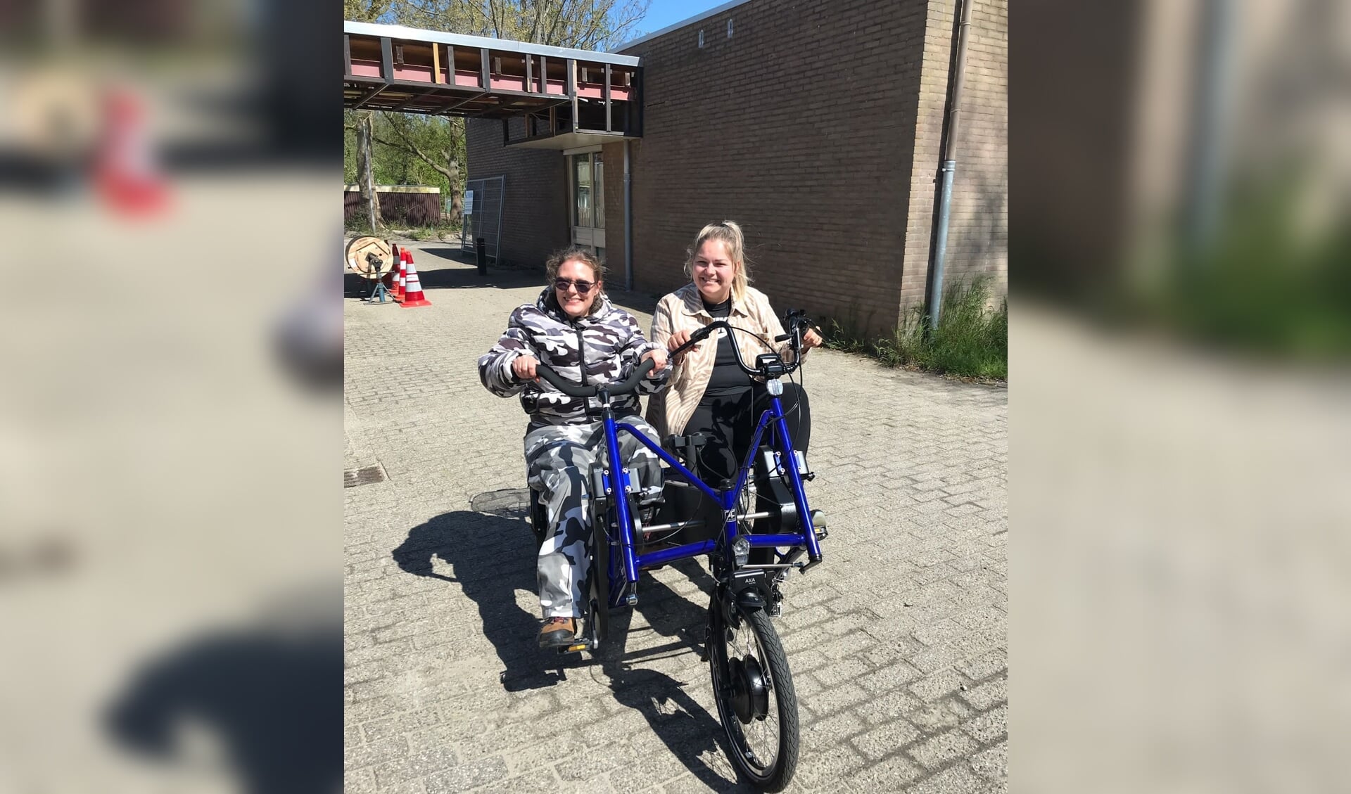 Bewoner Natasja van der Windt (l.) en haar begeleider Monique Hamaker-Hageman op één van de nieuwe duo-fietsen.