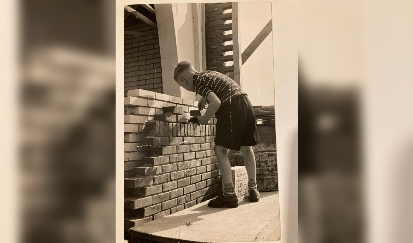 Als 7-jarig jochie legde Willem Los jr. in augustus 1954 de eerste steen van de panden aan de Kooimanweg in Purmerend. 