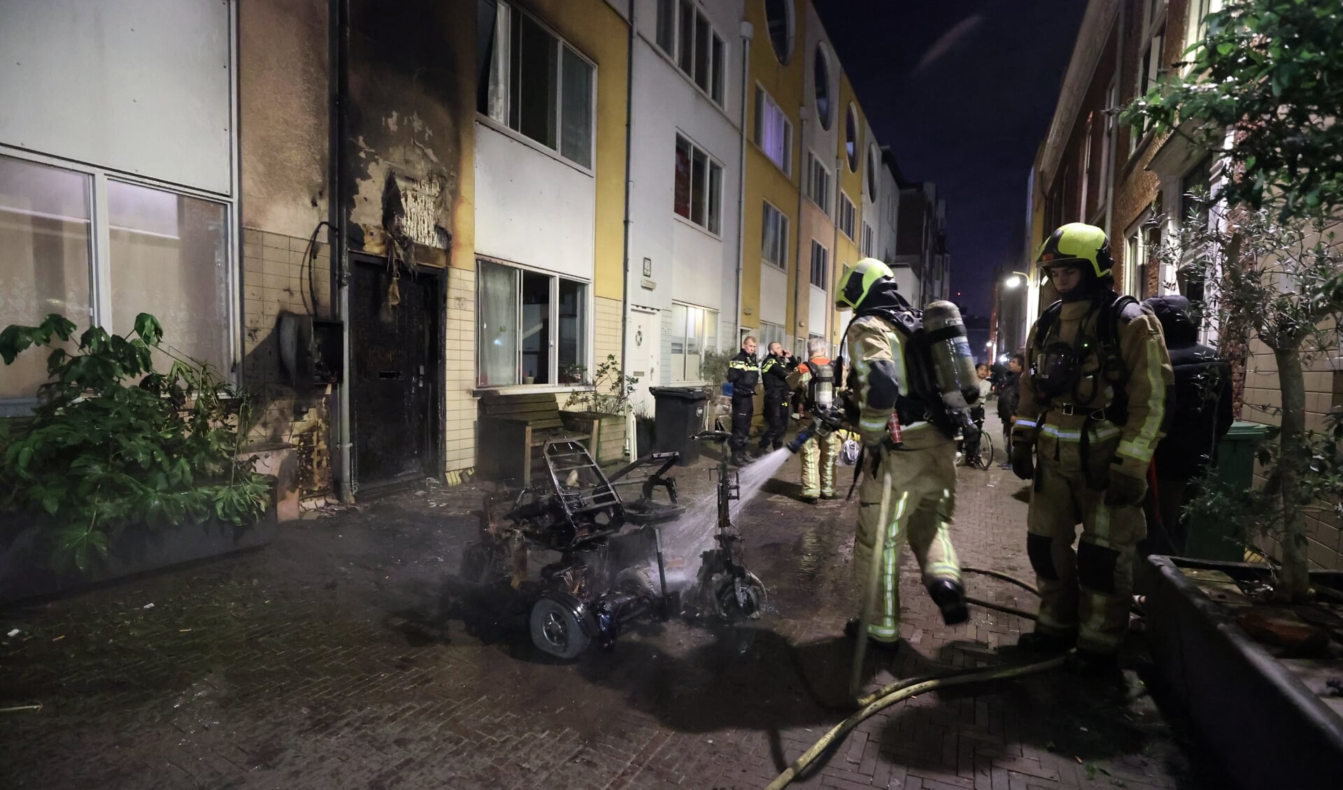Brandweer blust twee mobielen scooters 