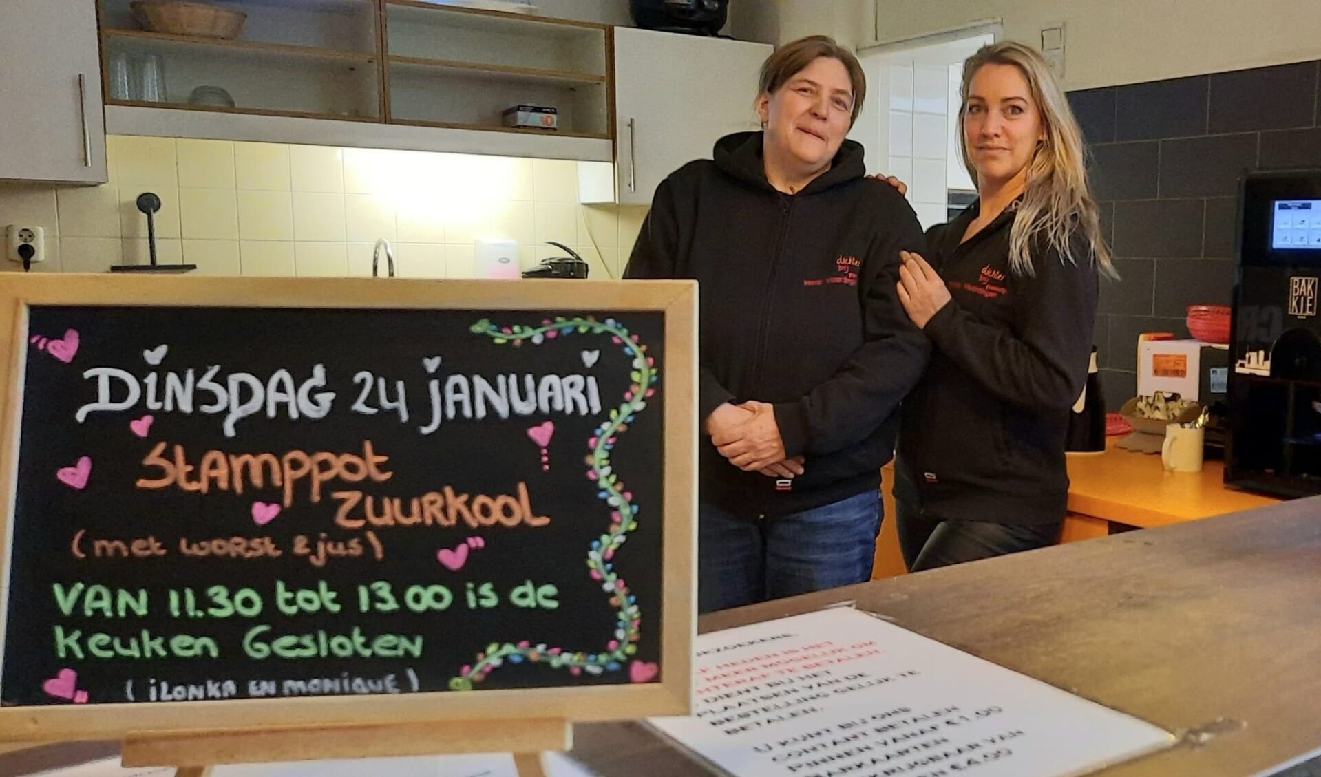 Monique van Vendeloo (rechts) staat samen met vrijwilligster Ilonka regelmatig achter de bar om de bezoekers van een drankje te voorzien. (Foto: Peter Spek)
