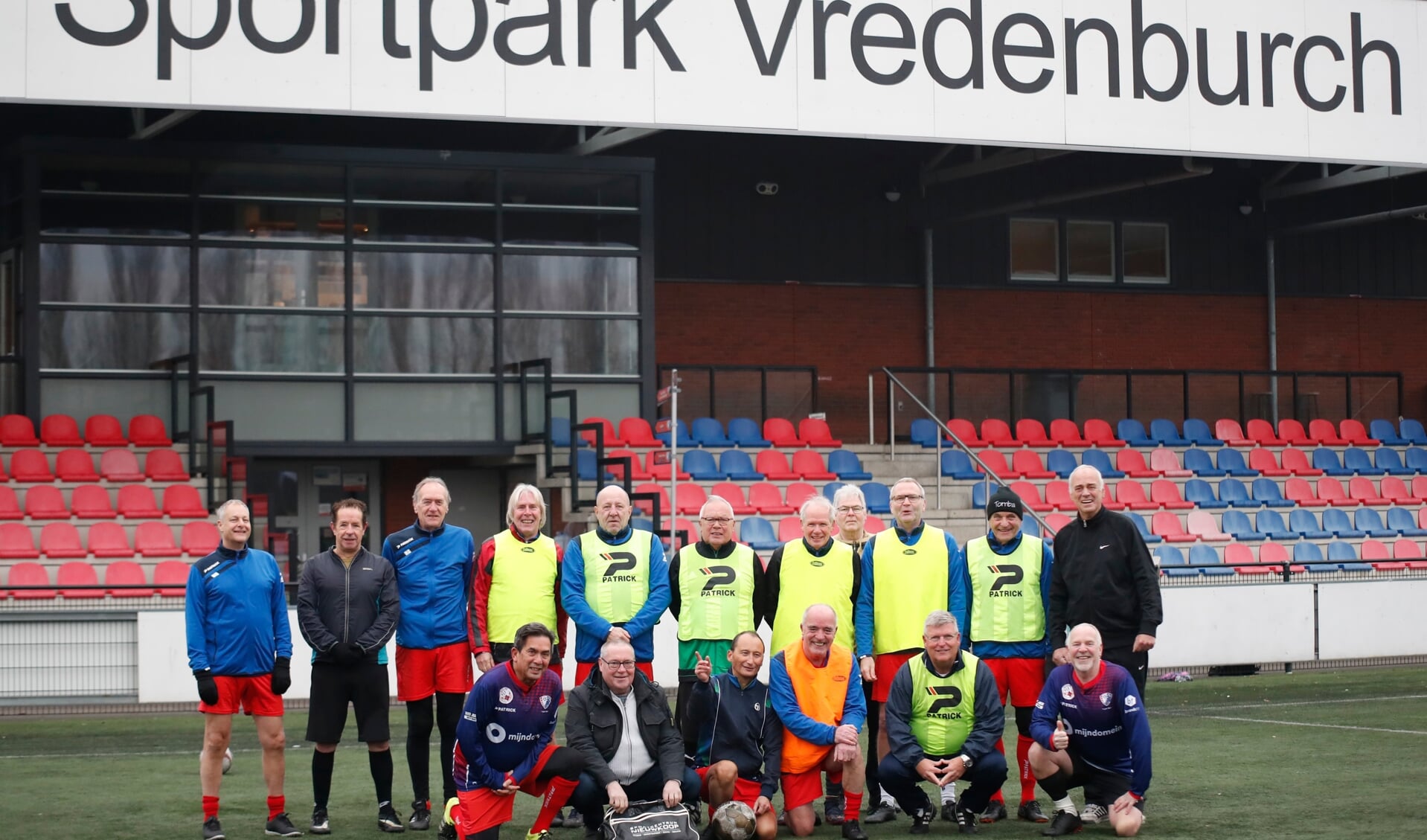 De deelnemers aan het Walking Football bij Vredenbruch, zijn voornamelijk oud-voetballers die bezig willen blijven met hun sport.  