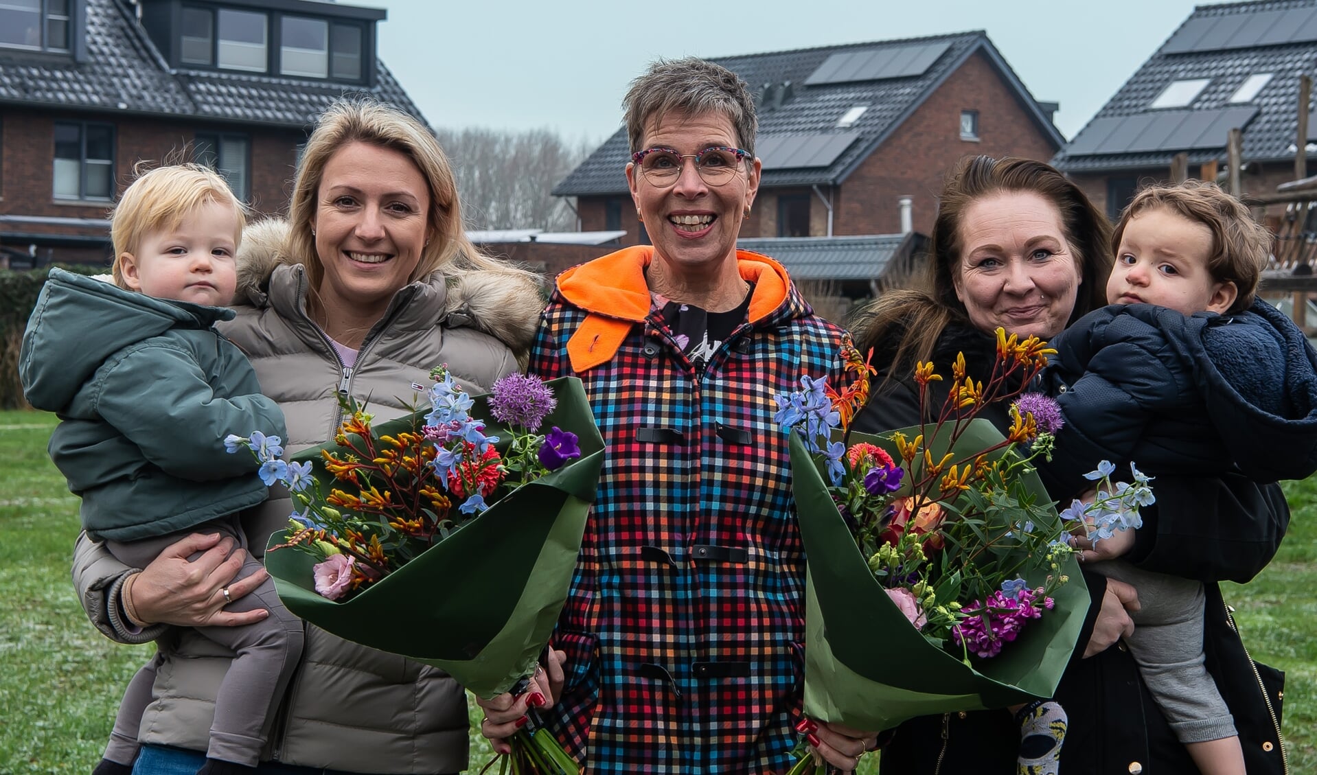 Yolanda van Buurtgezinnen (midden) had bloemen mee voor Linda (links) en Claudia. Lenny en Jayden kunnen het prima met elkaar vinden. 