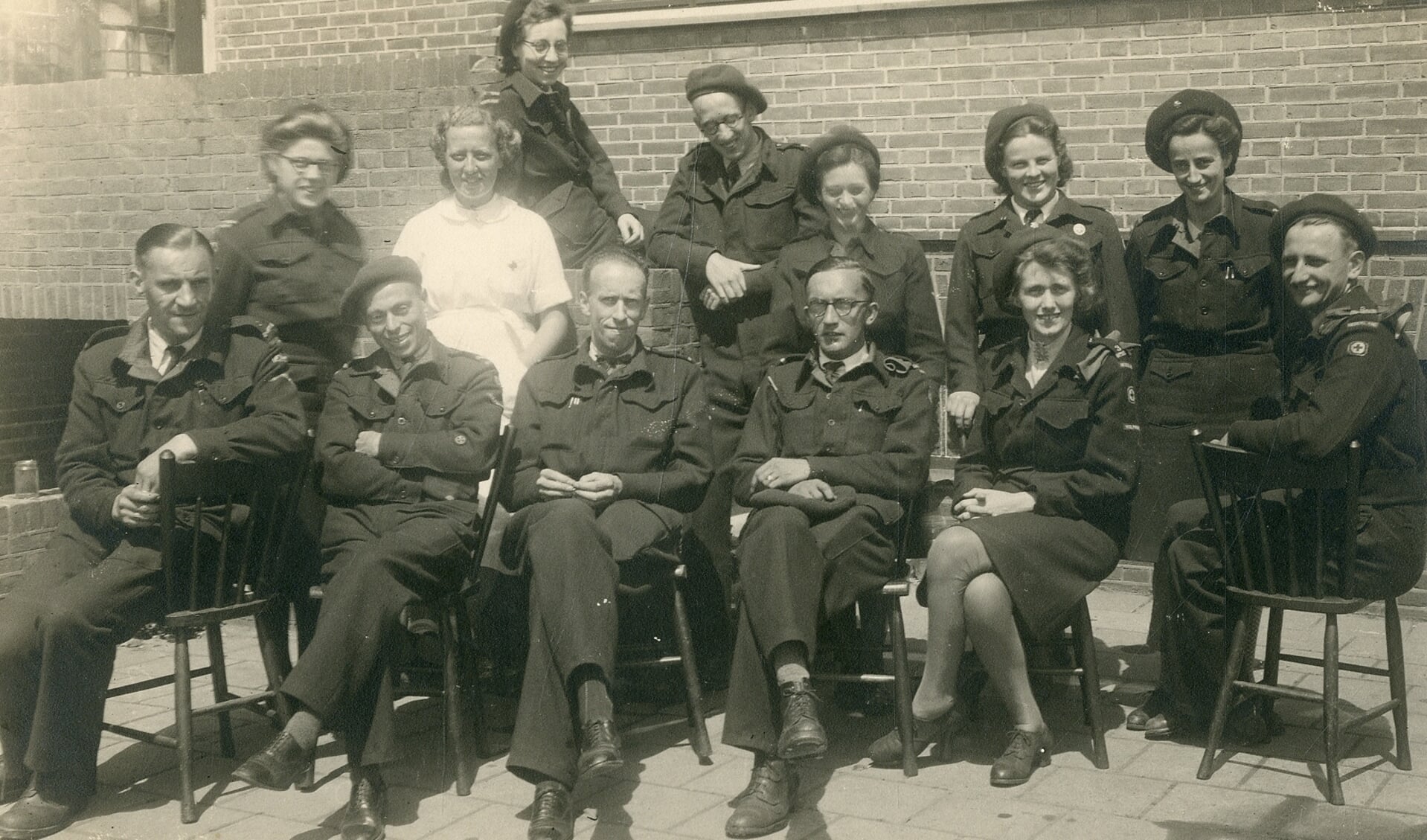 Het Medical Feeding Team 3 bij het gebouw van de Jan Ligthartschool aan het tegenwoordige Plein Emaus. Hier was in 1945 het noodziekenhuis gevestigd voor patiënten uit de hongerwinter.
