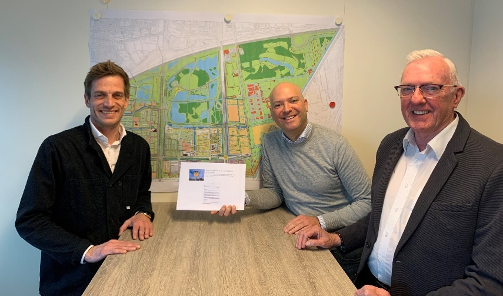 Overhandiging van de petitie door en Maurits Huisman (links) en Johan Kooij (rechts) aan wethouder Armand van Laar (midden). 