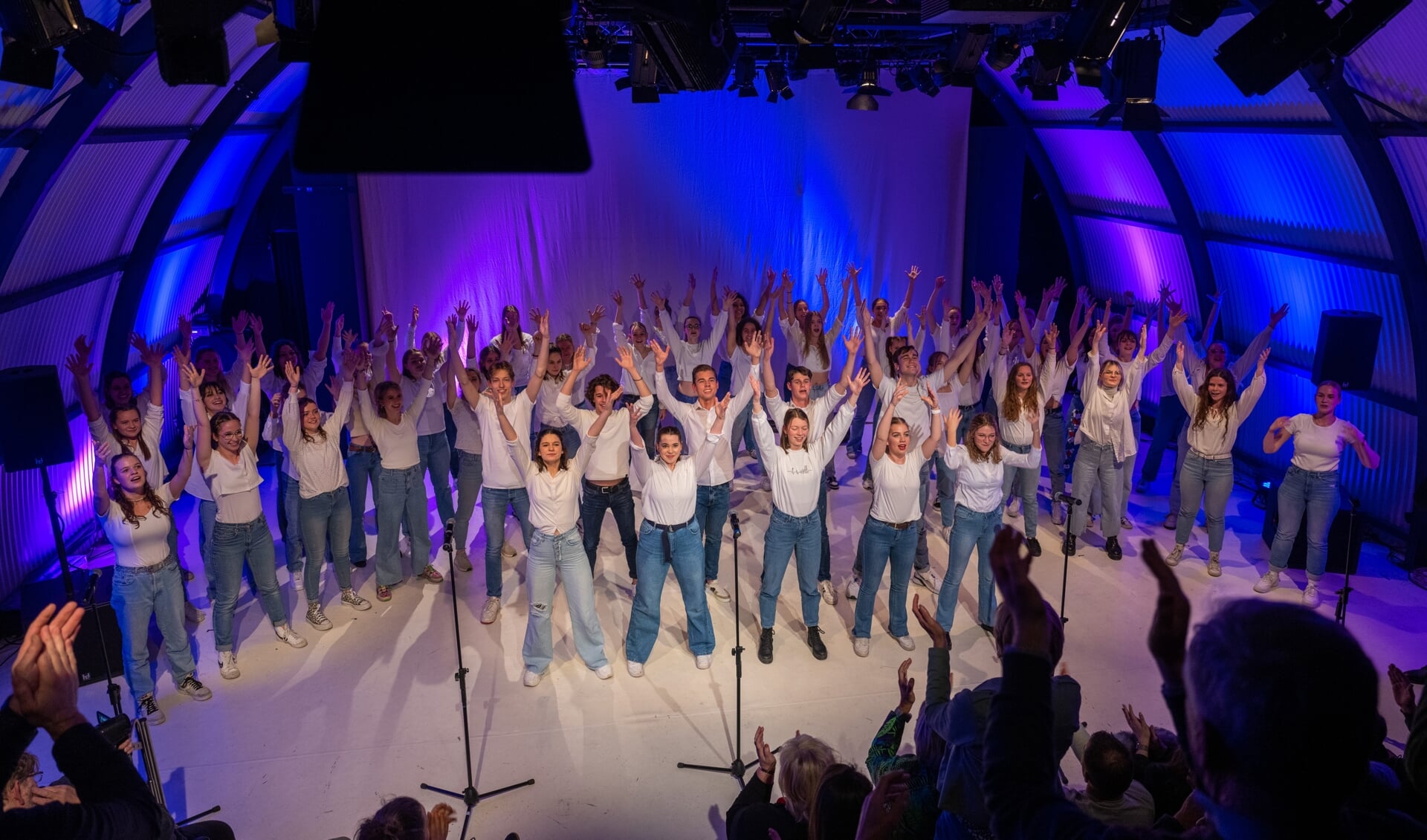 53 leerlingen van de Dutch Academy of Performing Arts gaven een show bij het startschot van Varend Corso 2023.