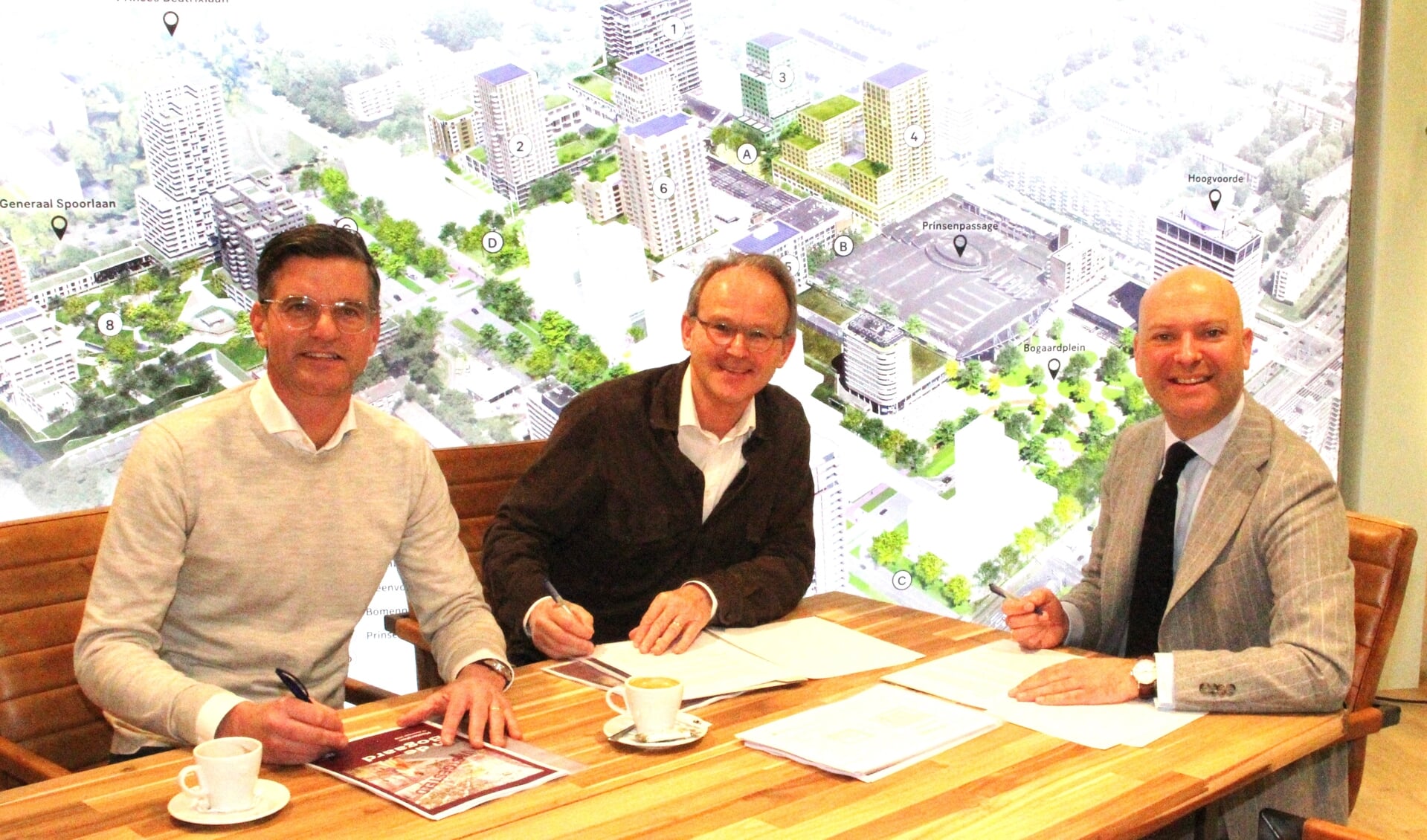 De intentieverklaring Prinsenpassage wordt getekend door Marcel Kokkeel, Heino Vink en Armand van de Laar.