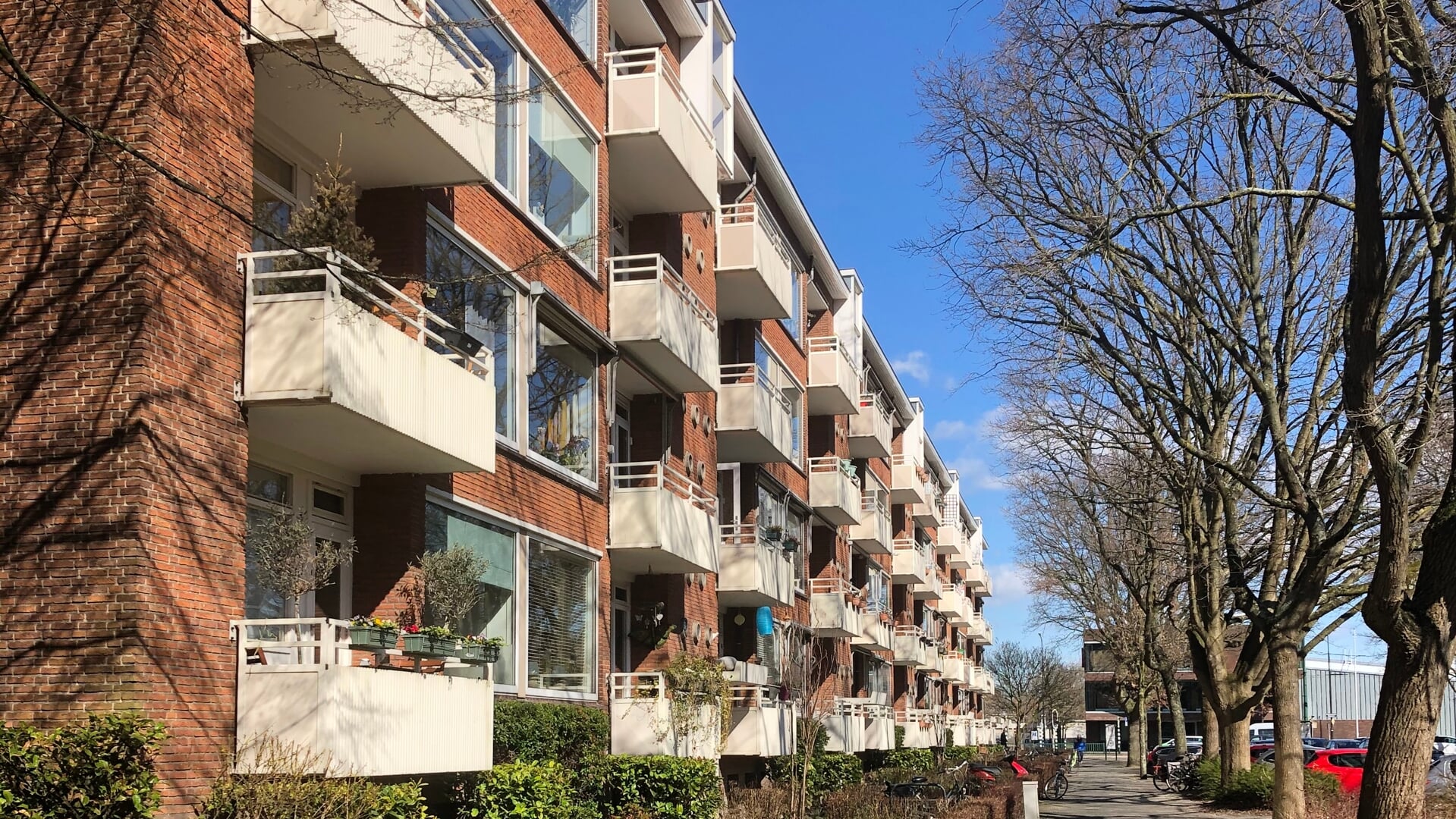 Wanneer een eigenaar een woning wil wijzigen door kamers te verhuren of de woning te splitsen, moet volgens de nieuwe regels een vergunning aangevraagd worden. 