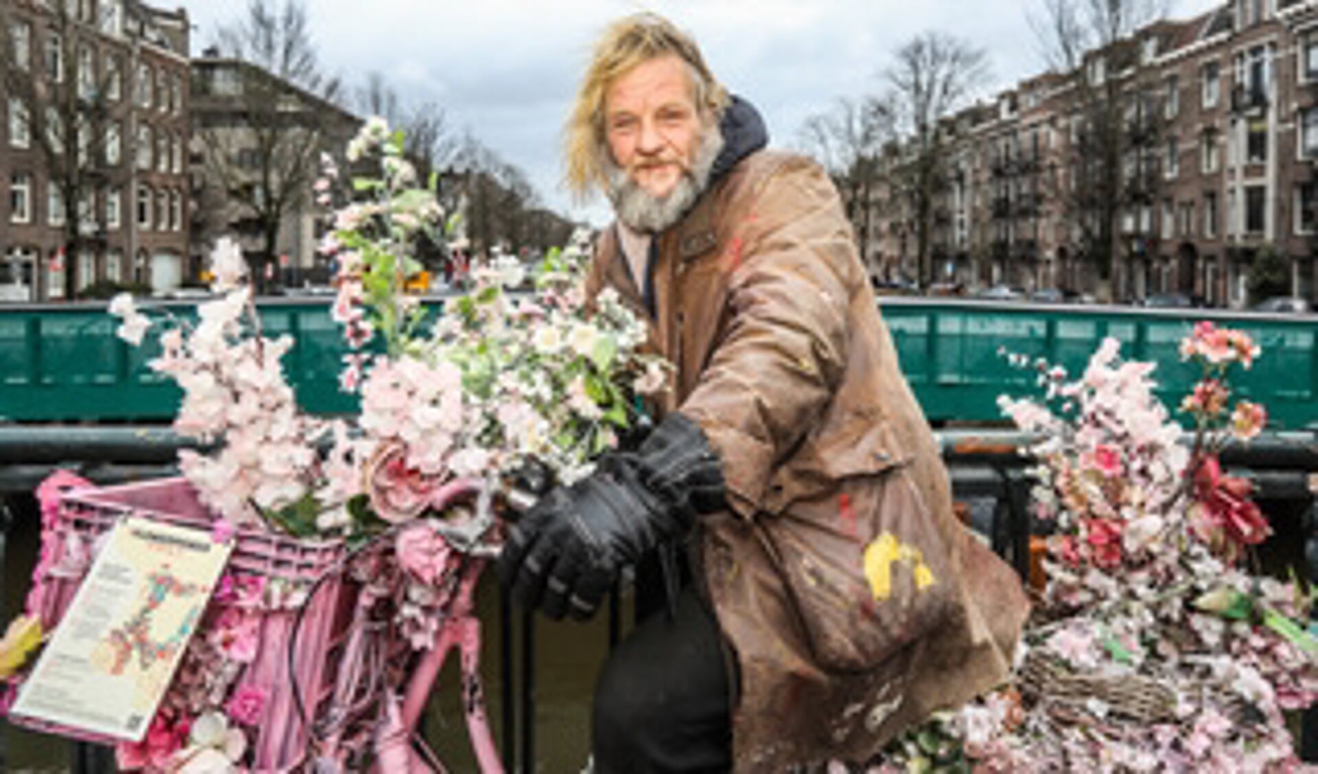 Warren Gregory fleurt Amsterdam al jaren op met zijn prachtige bloemenfietsen. 