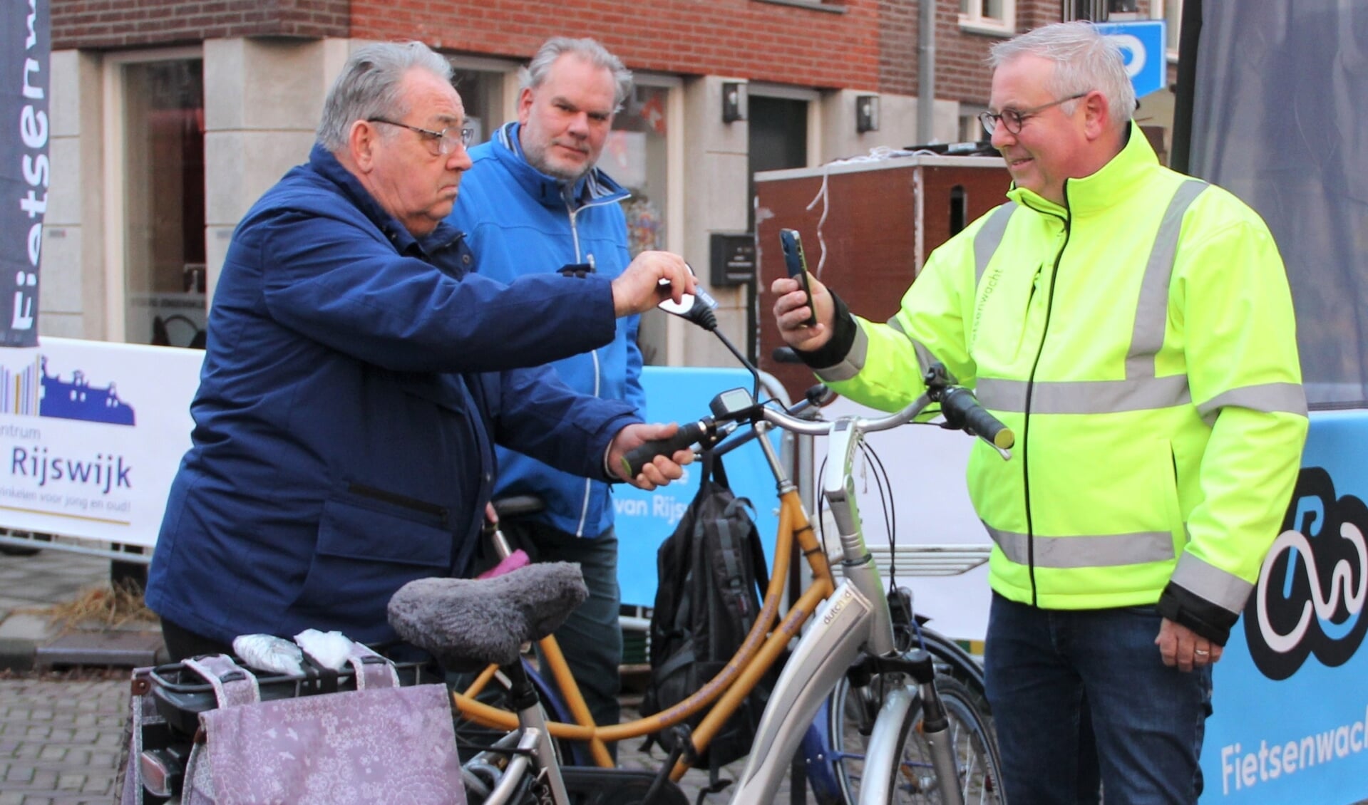 Een jaar lang is een proef gedaan met een bewaakte fietsenstalling op zaterdag in Oud Rijswijk.