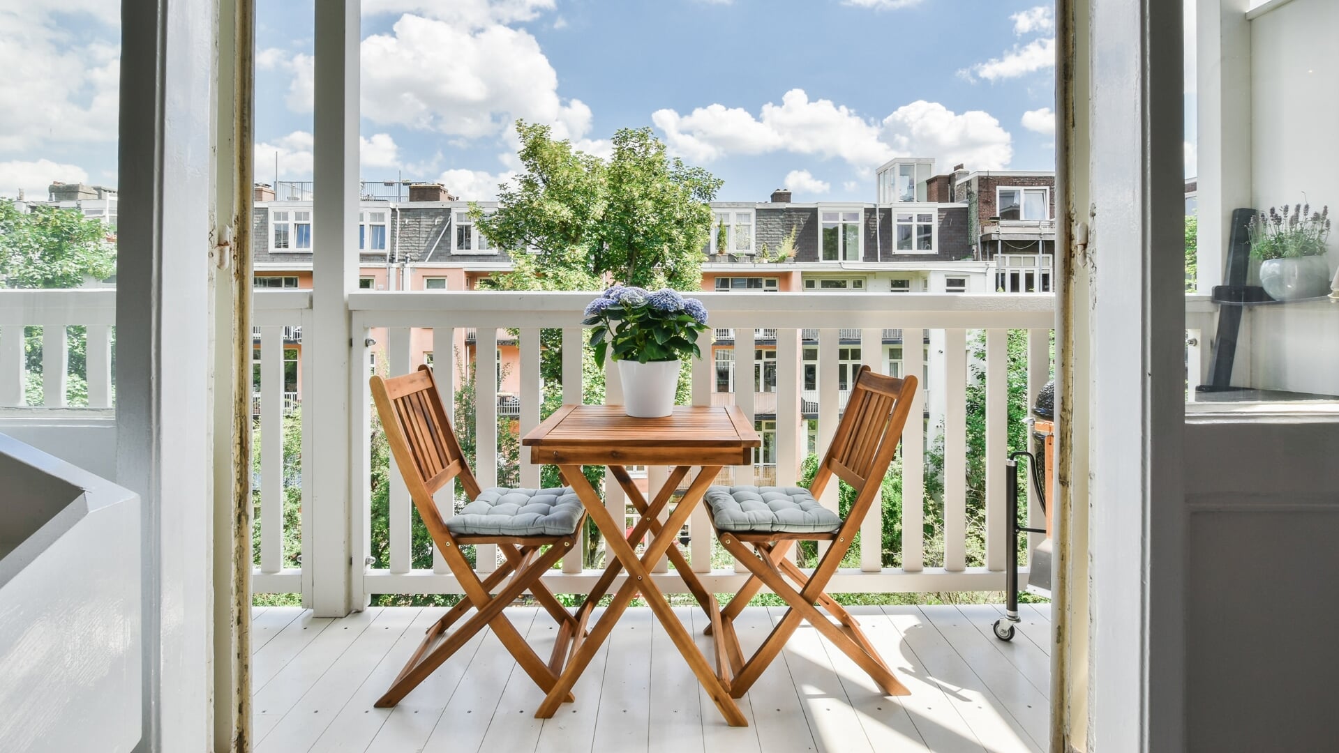 Van inklapbare meubels tot sfeervolle accessoires: ontdek hoe je een klein balkon kunt stylen. 