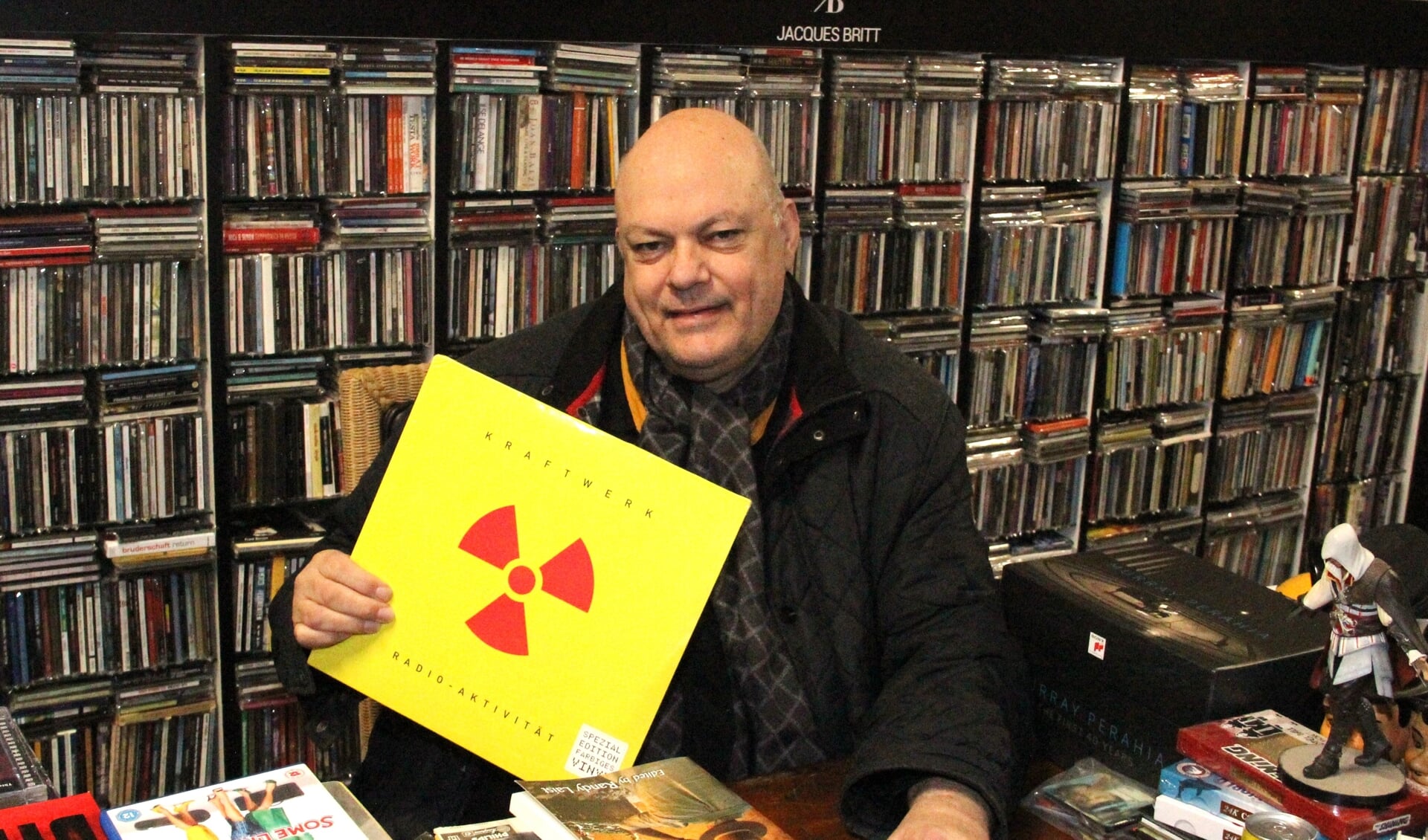 Peter Willems met een ‘spezial edition’ van Kraftwerk’s Radio Aktivität.