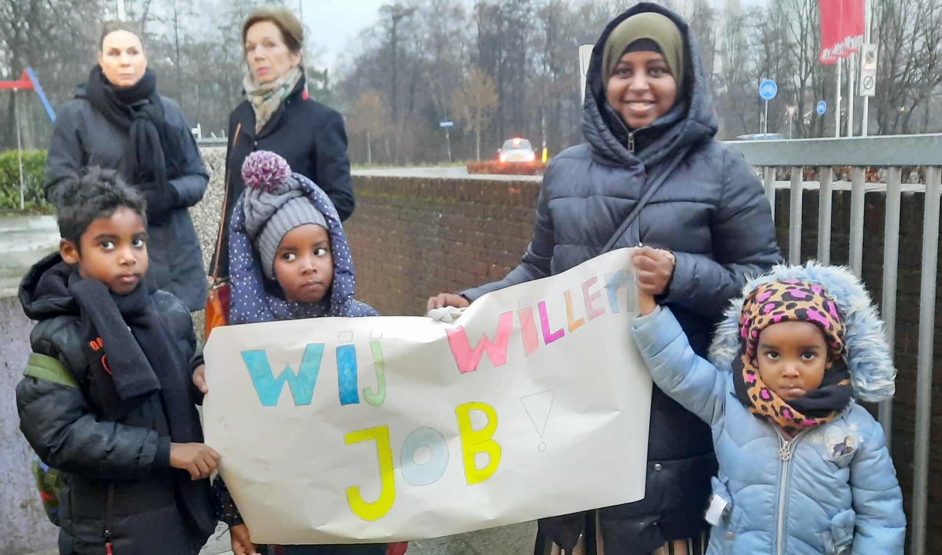 De protesten van ouders en leerlingen waren niet van de lucht op het schoolplein van de Wereldwijzer. Op de achtergrond kijkt interim-bestuurder Hilde Vogelzang (rechts) belangstellend toe.