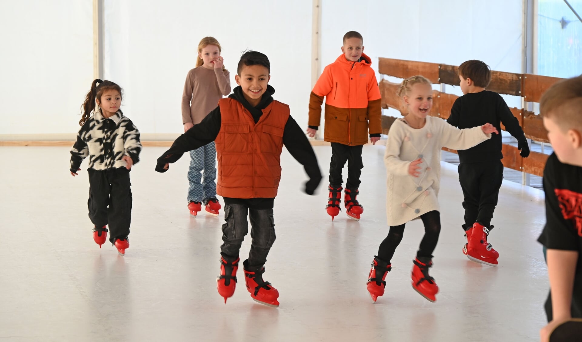 Kinderen kunnen tot eind februari de schaatsen blijven onderbinden om een baantje te trekken op de kunststofijsbaan bij Speeltuinvereniging Zwanenburg.