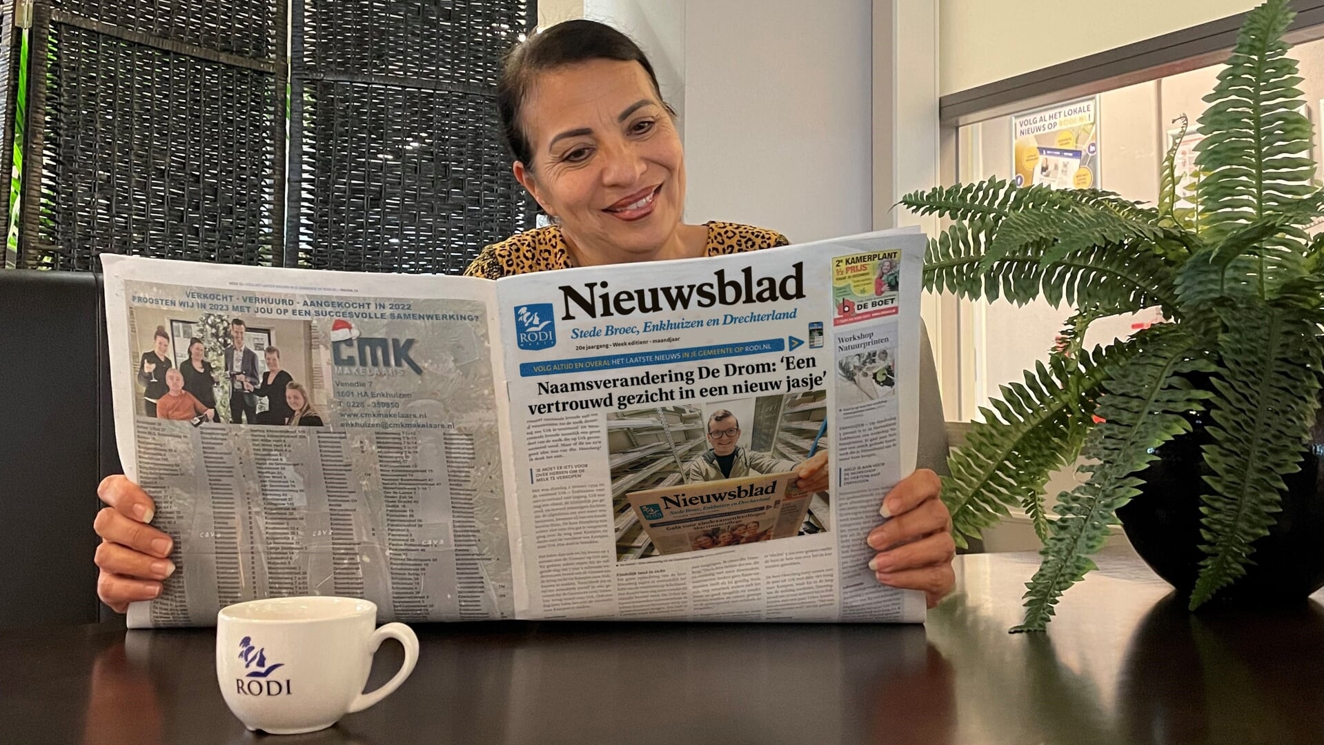 Sylvia Werst - de verkoper van de Drom - laat de nieuwe titel van de krant zien met daarop een foto van de redacteur; Jordy Gomes. De editie gaat voortaan verder onder de naam 'Nieuwsblad Stede Broec, Enkhuizen en Drechterland.'