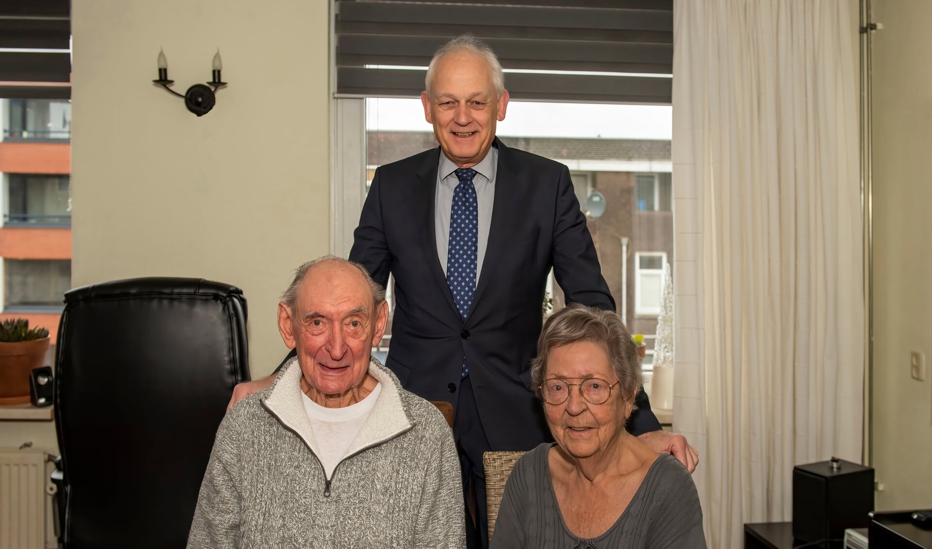 Burgemeester Lamers bezoekt het briljante echtpaar Wim van de Graaf en Bep van de Graaf-Boer.