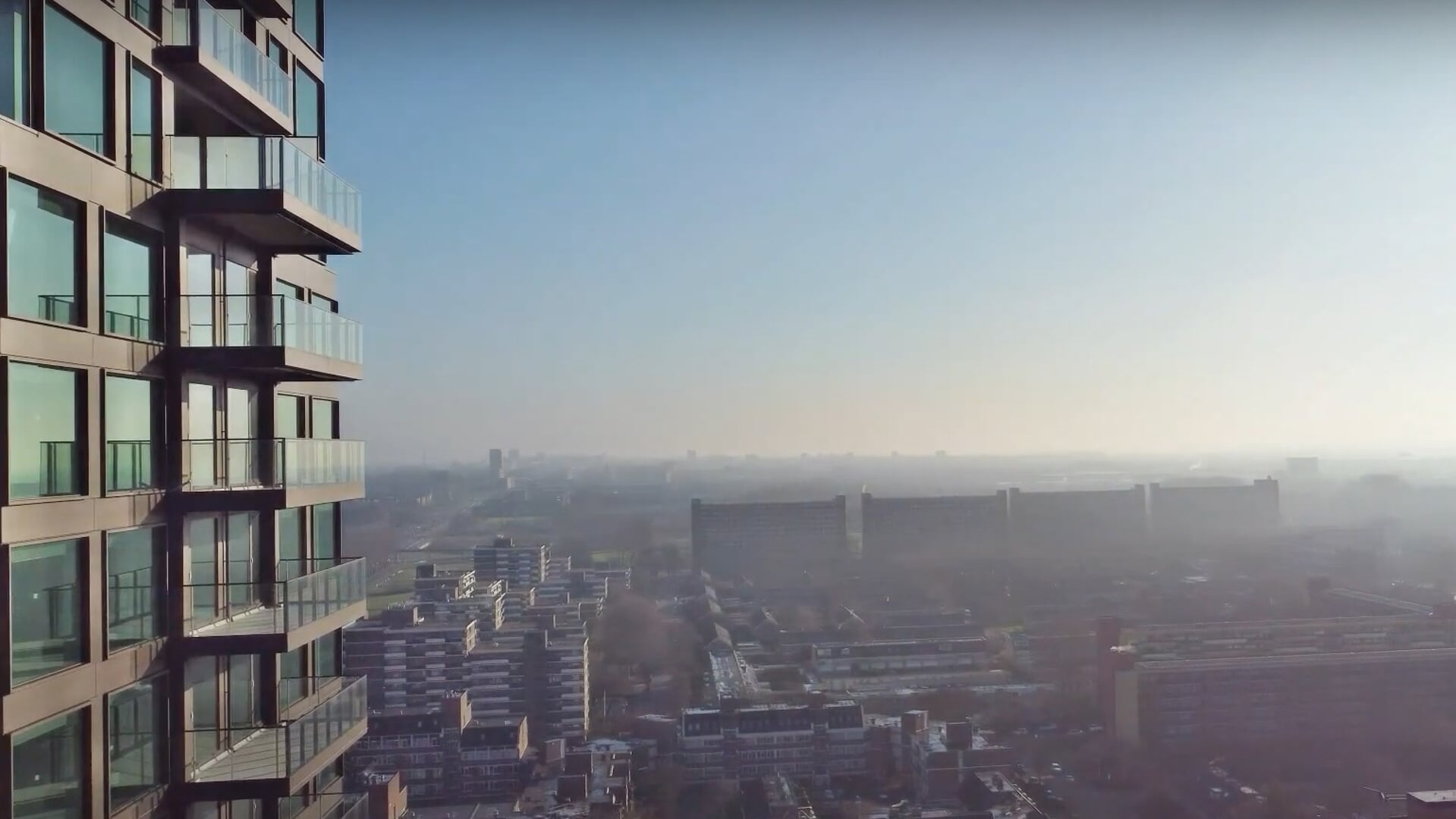 Een drone-opname gemaakt op 21 januari 2023, ter hoogte van een van de topetages van gebouw The Minister in Rijswijk.