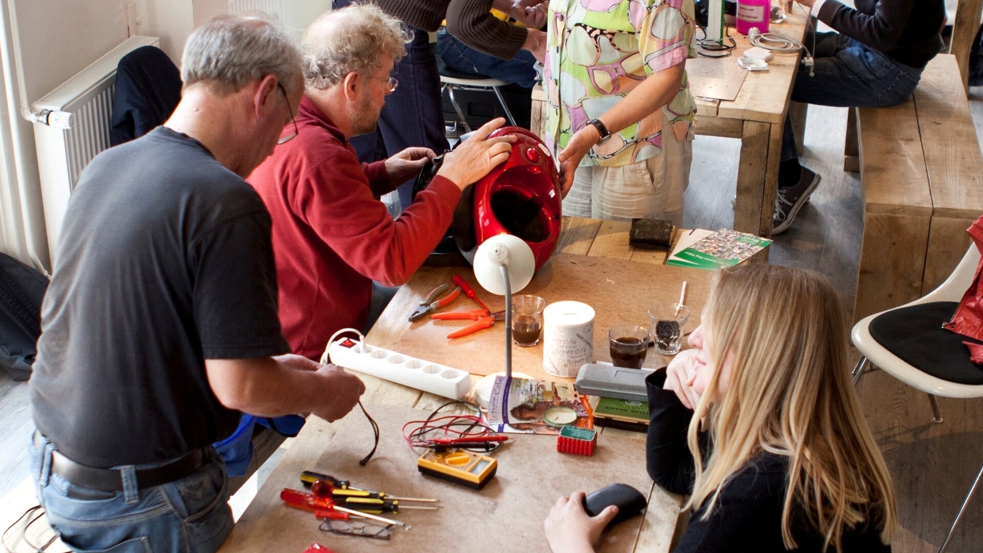 Het Repair Café brengt handige makers samen met kapotte-spullen-eigenaars.