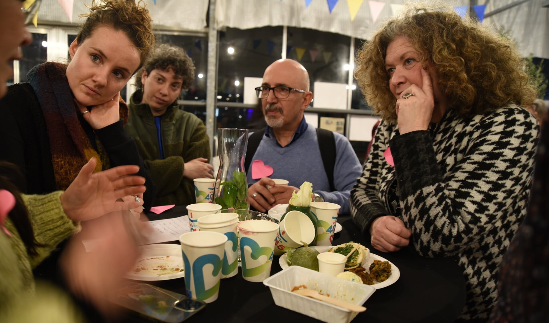 Bewoners in gesprek over hun ideeën voor de buurt. 