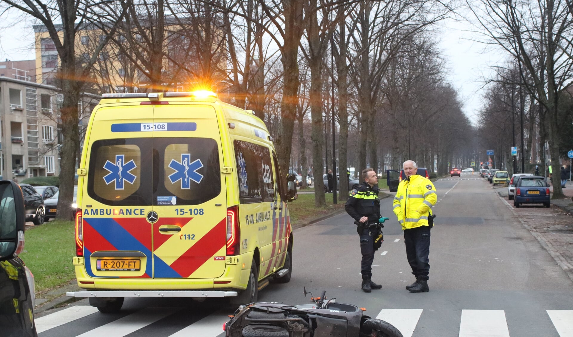 De scooterrijdster moest mee met de ambulance.