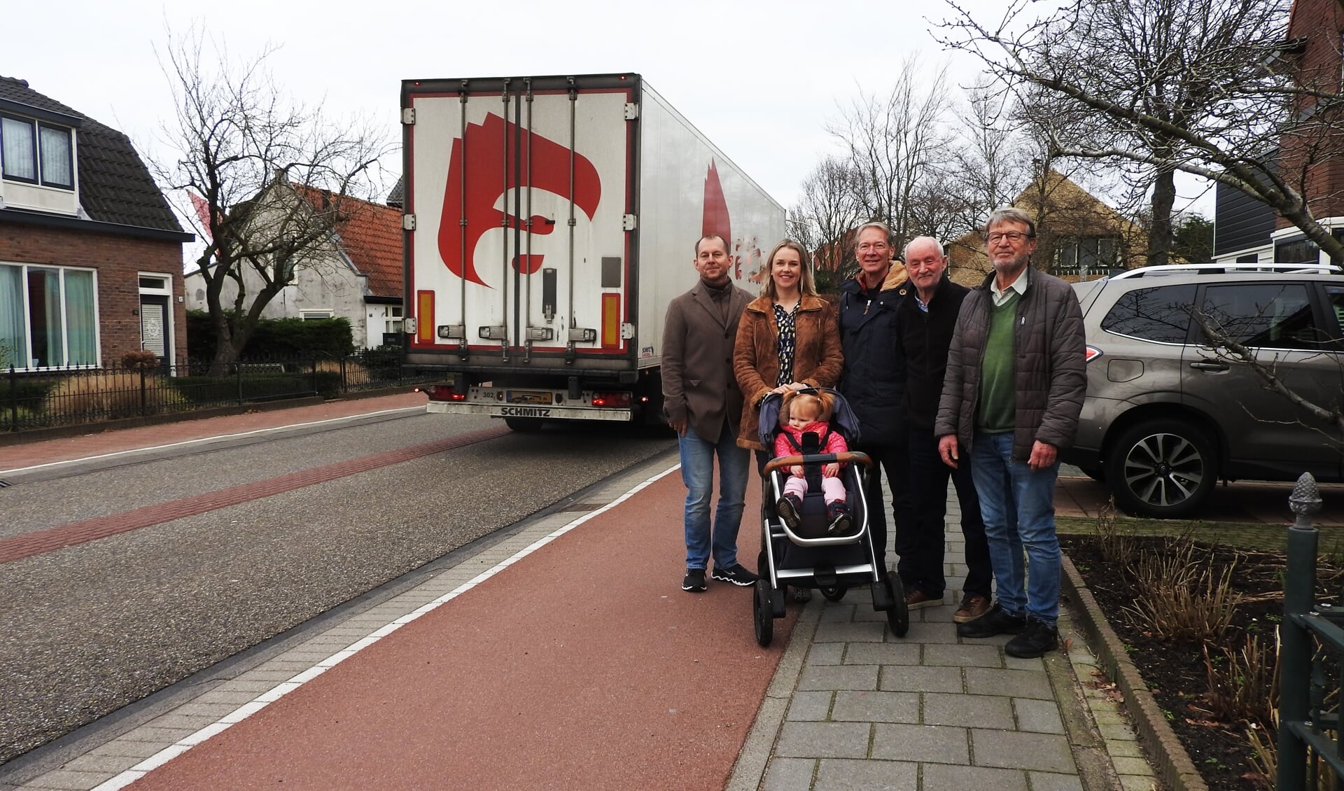 Werkgroep compleet met v.l.n.r. Frank Huisman, Margriet Kooijman, Ton Hertogh, Jacques Mulder en Ton Hurkmans met te grote vrachtauto. 