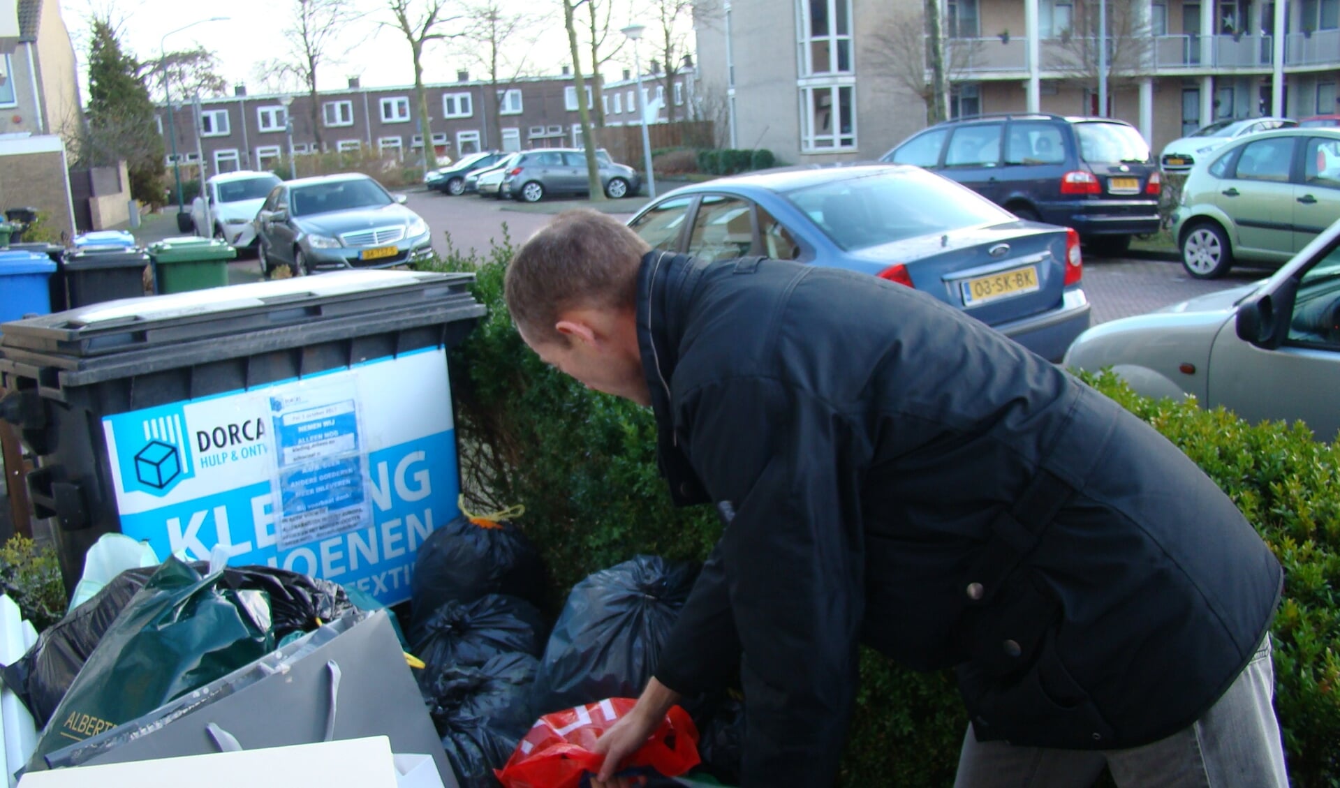 Op de Merellaan 13 in Rijswijk staat permanent een inzamelcontainer.
