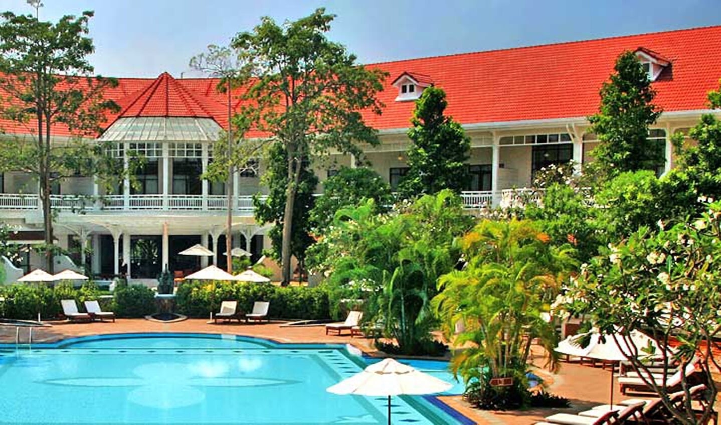 Het fraaie Centara Grand Resort, waar een deel van de authentieke kamers van het koloniale Railway Hotel nog in gebruik is.