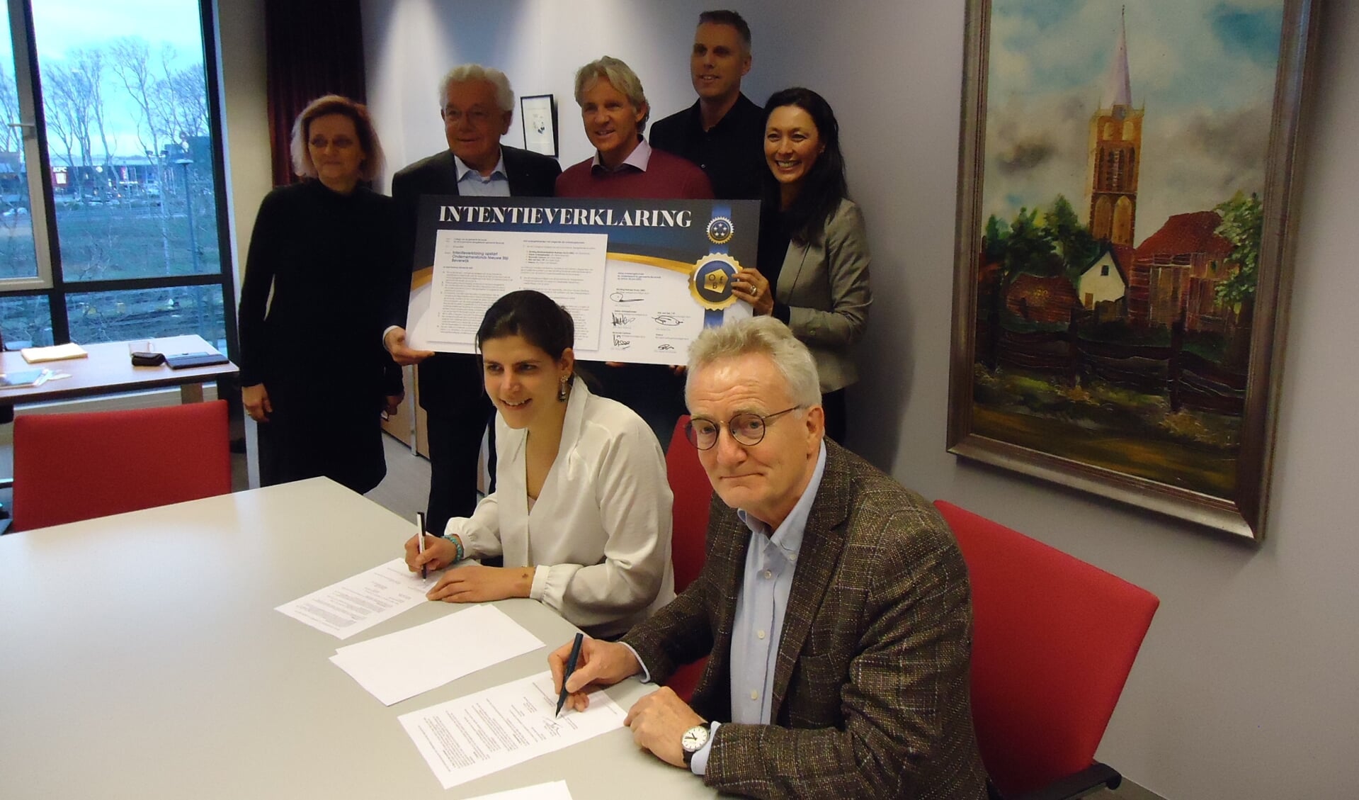 De wethouders Van den Berg (links) en Tabak ondertekenen het convenant.