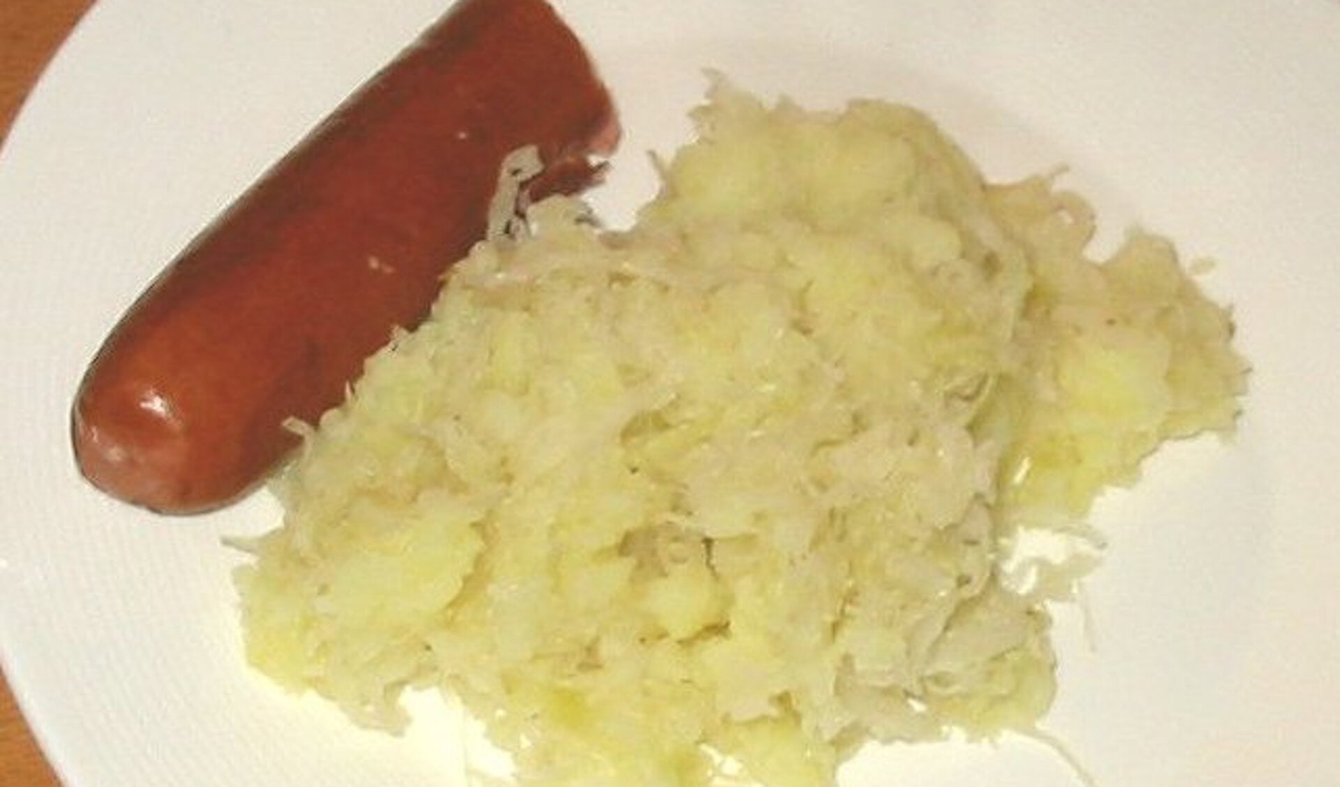 De traditionele zuurkool met worst maaltijd is niet toegankelijk voor vegetariërs en veganisten.