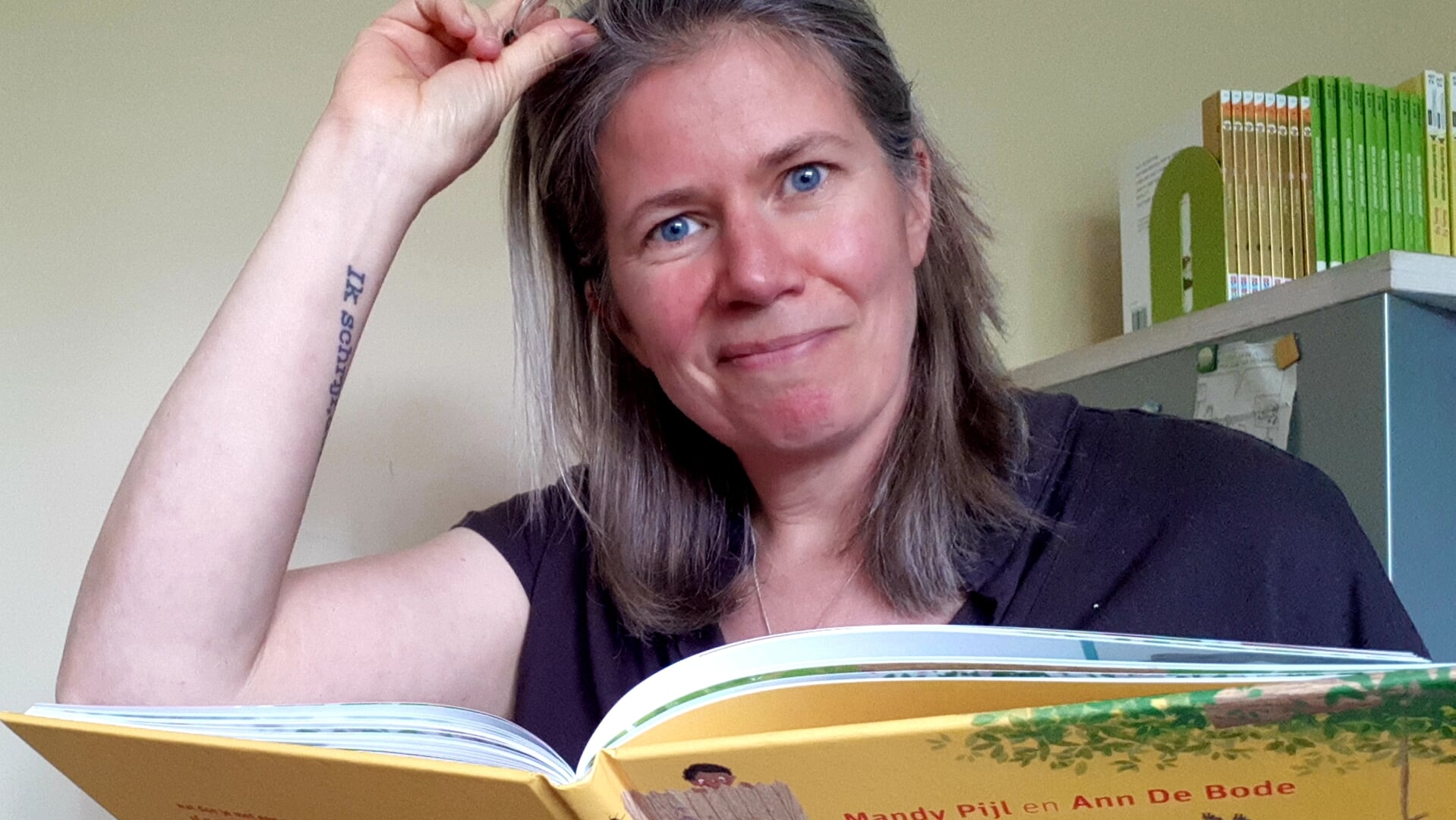Kinderboekenschrijfster Mandy Pijl leest voor uit eigen werk.