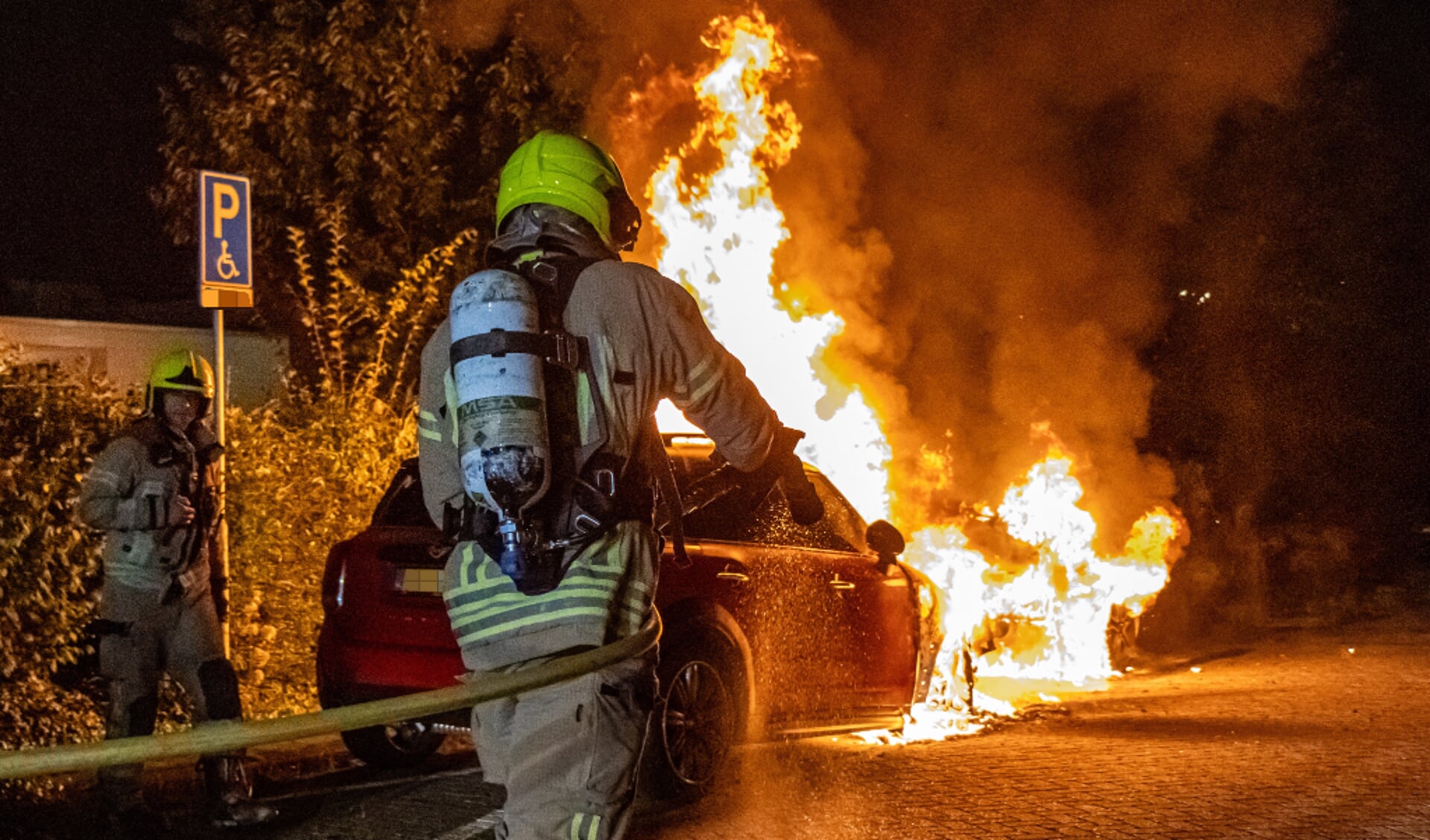 Voertuig volledig verwoest door brand op het Barbierpad in Schiedam