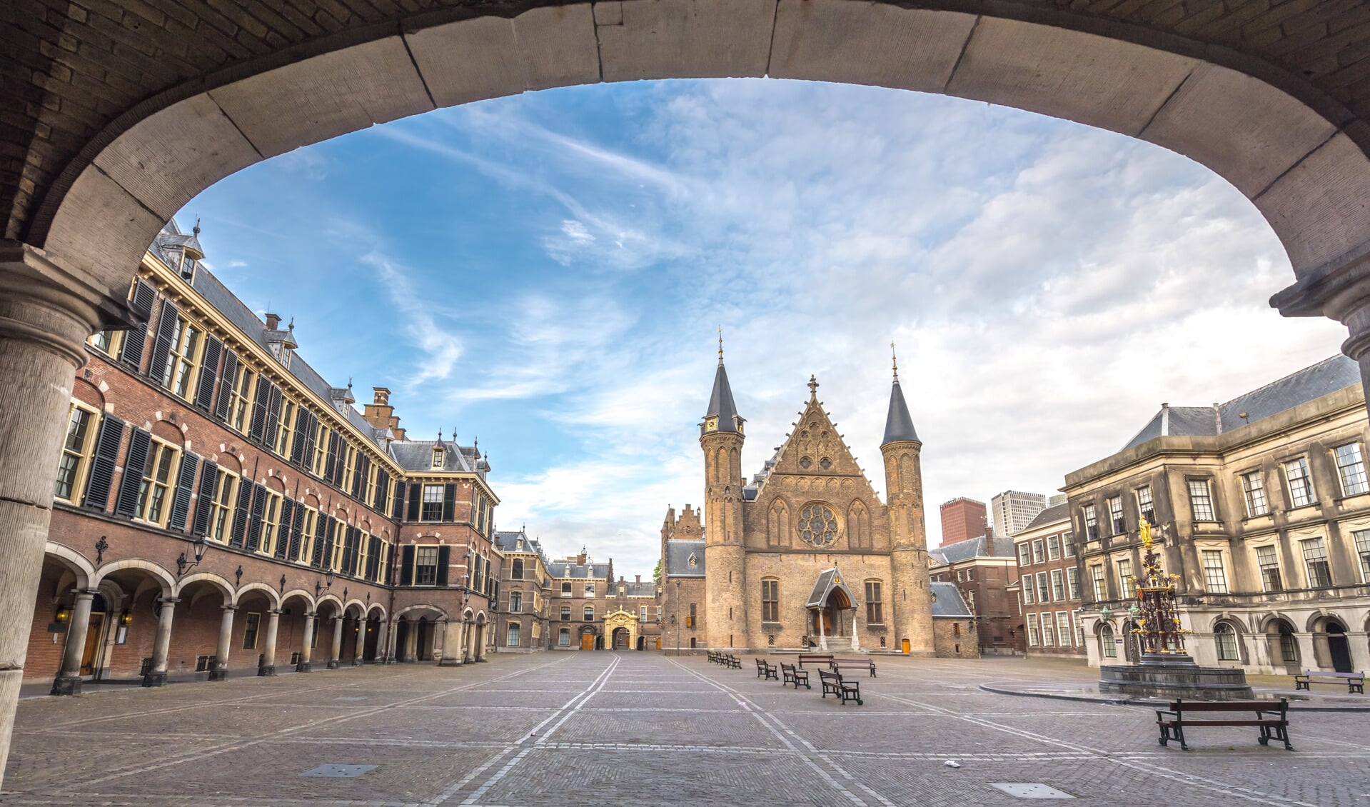 Den Haag. Binnenhof met vooraanzicht op de Ridderzaal.