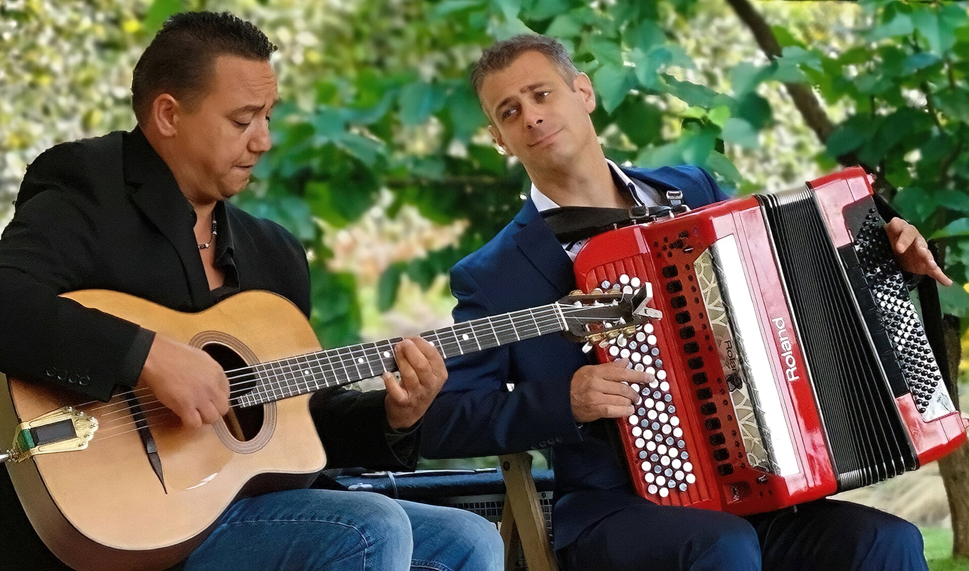Paulaus Schafer (links) en Dominique Paats mixen gipsy gitaar en jazz accordeon.