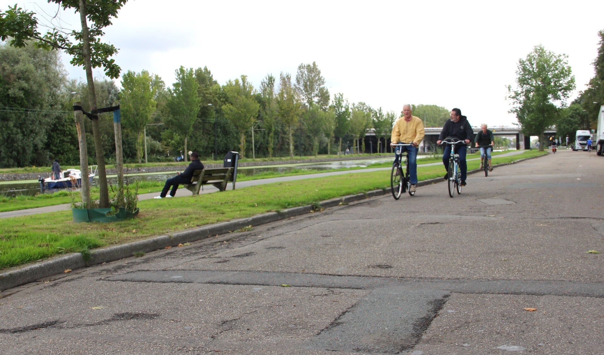 Dit stukje Jaagpad is nu nog een vervelend stukje voor de fietsers. Het is ongelijk en zit vol met gaten.