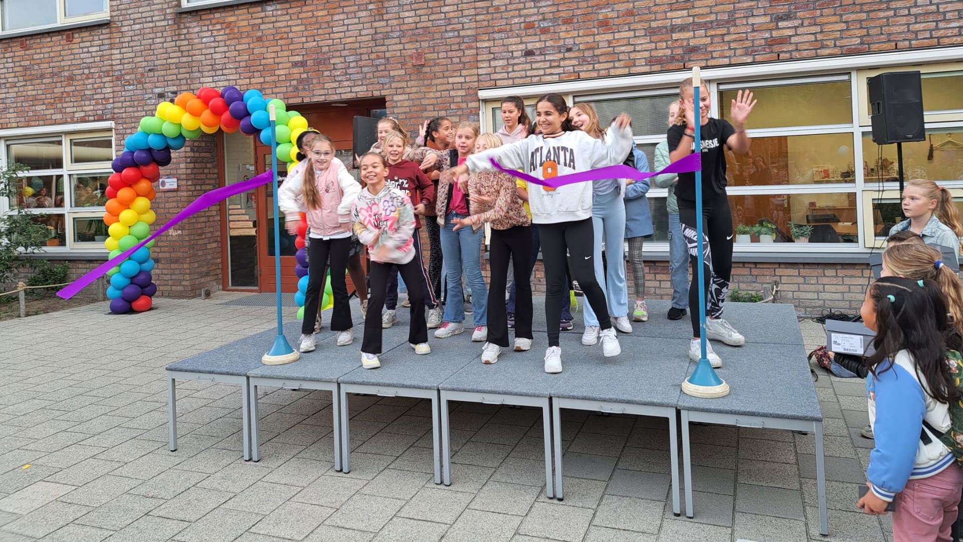 Meiden uit groep 7 dansen op 'Bij mij thuis', het Kinderboekenweeklied van 2023.