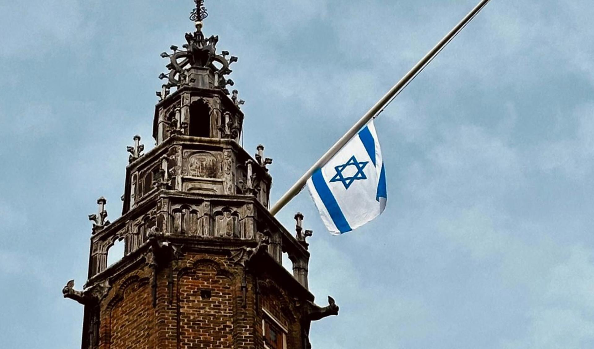 College Hangt Israëlische Vlag Halfstok Ter Nagedachtenis Aan