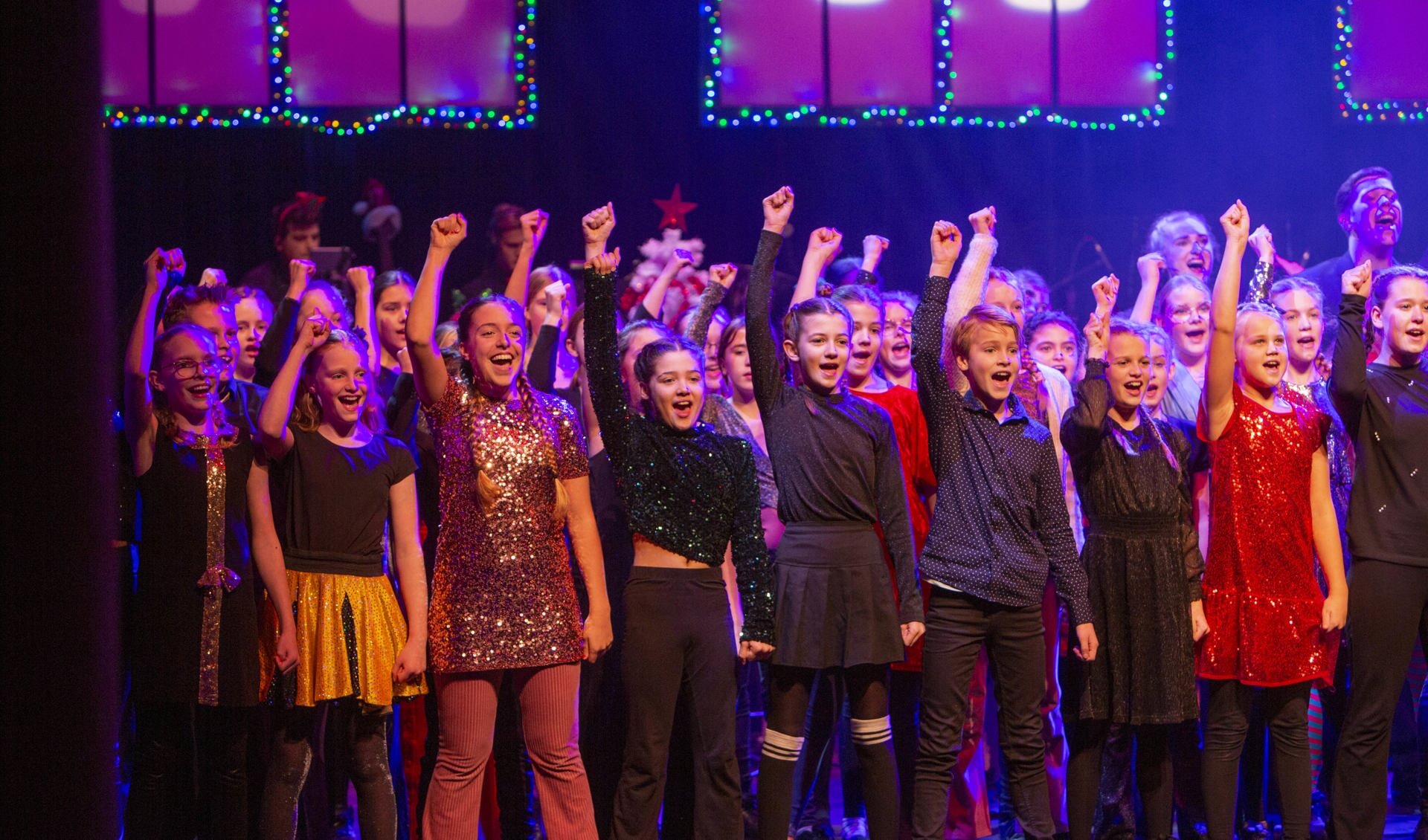 In ‘Assepoes Anders’ zingen, dansen en acteren onder andere 320 leerlingen van de NKT Theaterschool. 