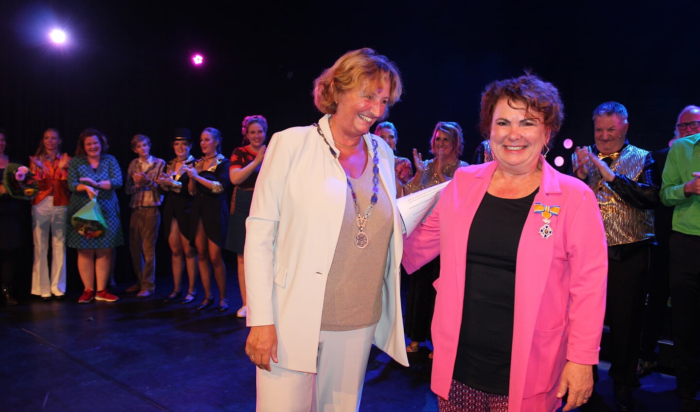 De nietsvermoedende artistiek leider werd verrast na afloop van de première van Bij de Revue.