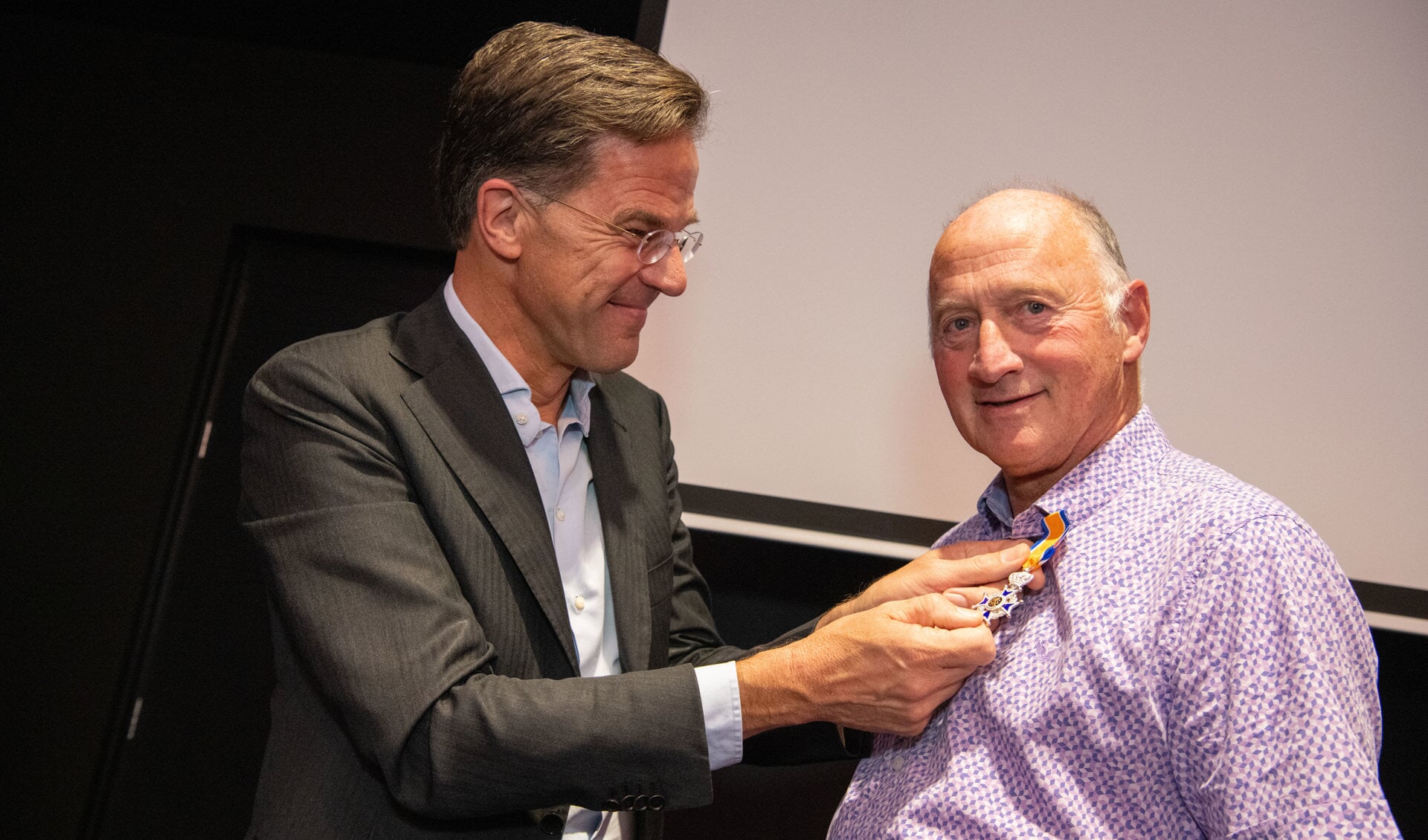 Uit handen van Mark Rutte kreeg Jack Keijzer zijn Koninklijke onderscheiding uitgereikt.
