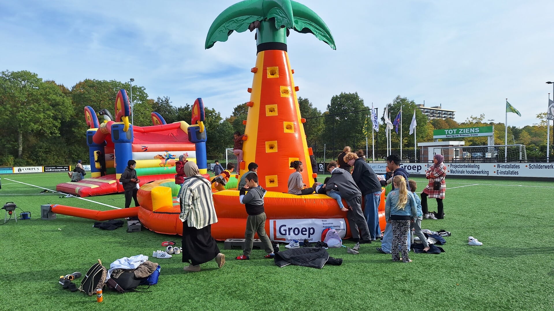 Met een overvloed aan springkussens en sportactiviteiten werd het een dag vol plezier.