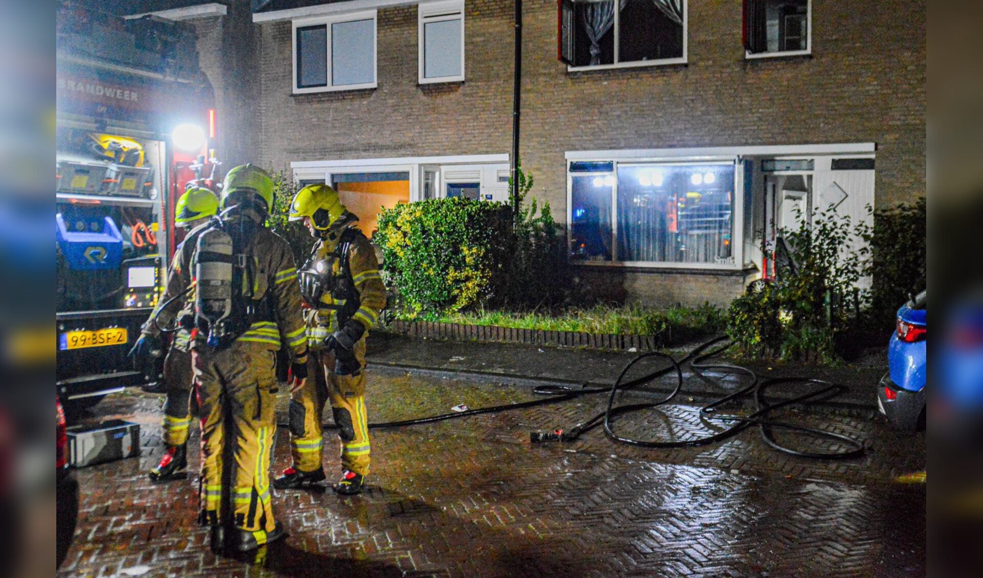 Brand zet woning vol rook in Maassluis, drie mensen naar het ziekenhuis