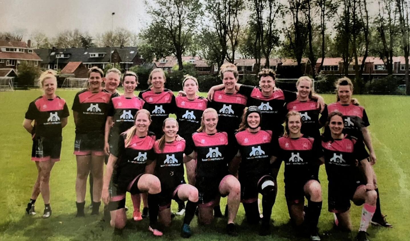 Huidige selectie dames. Alkmaarse Rugby Club ziet het aantal dames bij de club graag groeien.
