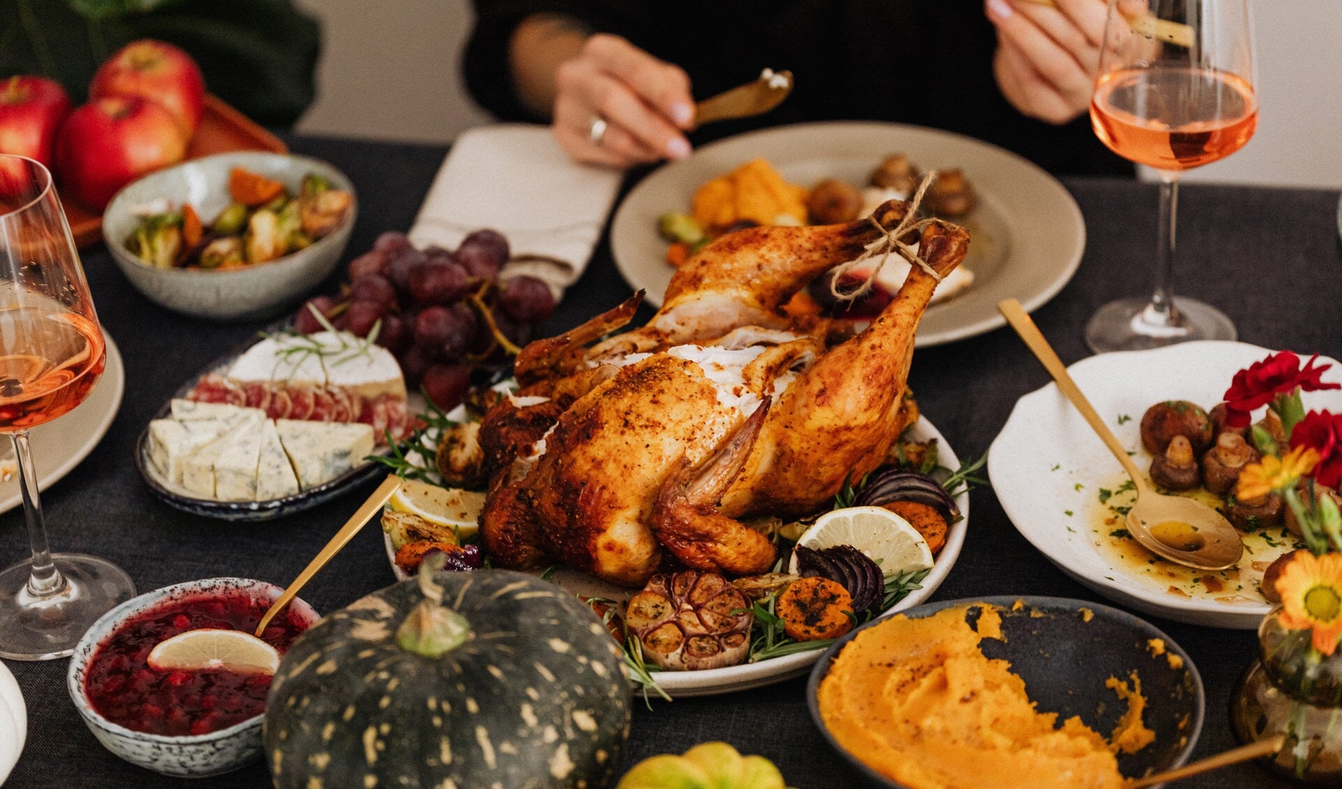 Thanksgiving wordt vaak gevierd met de hele familie die een kalkoen eet.