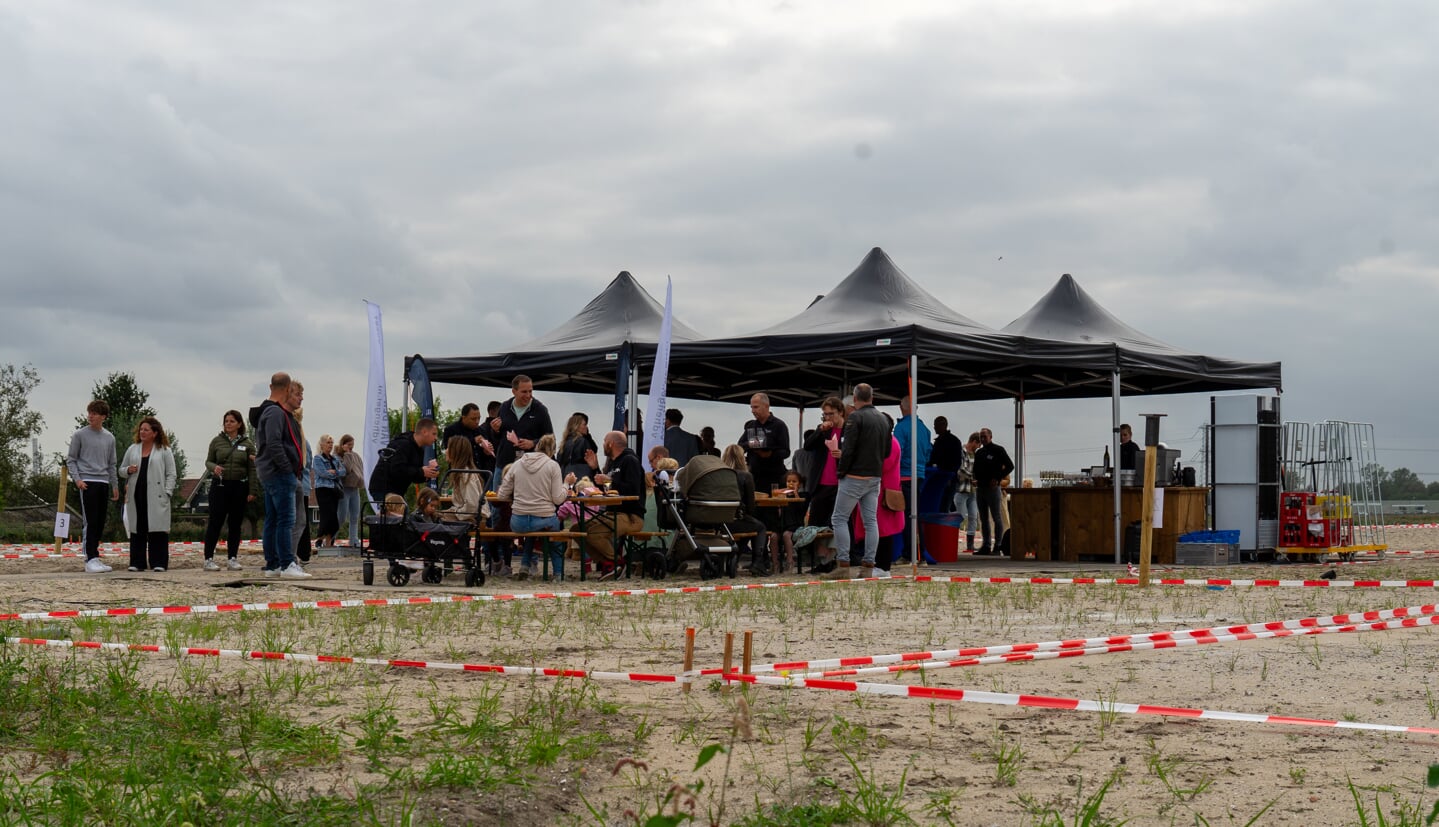 Een borrel om het slaan van de eerste paal te vieren.